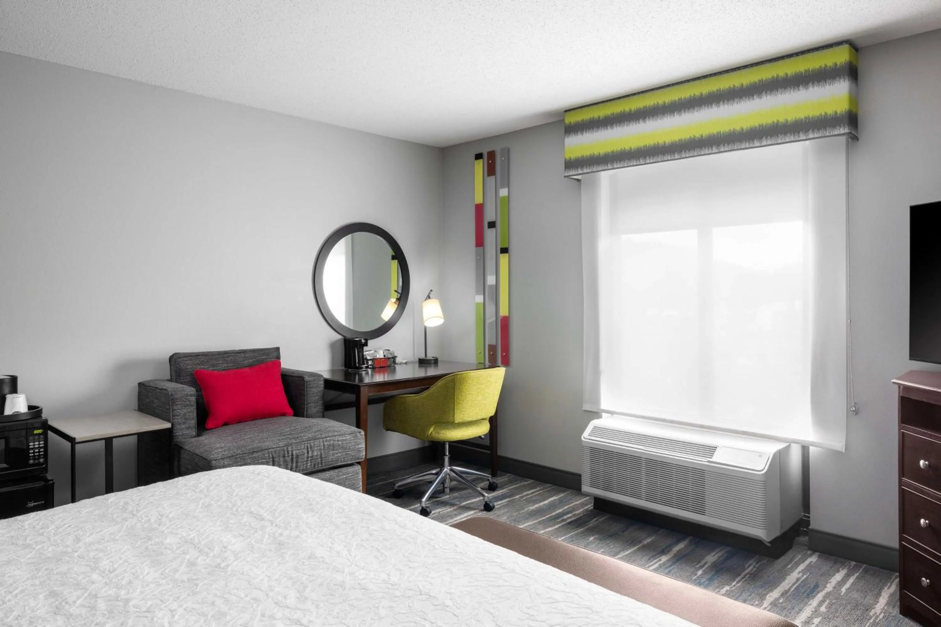 Bed in Hampton Inn & Suites Birmingham/280 East-Eagle Point