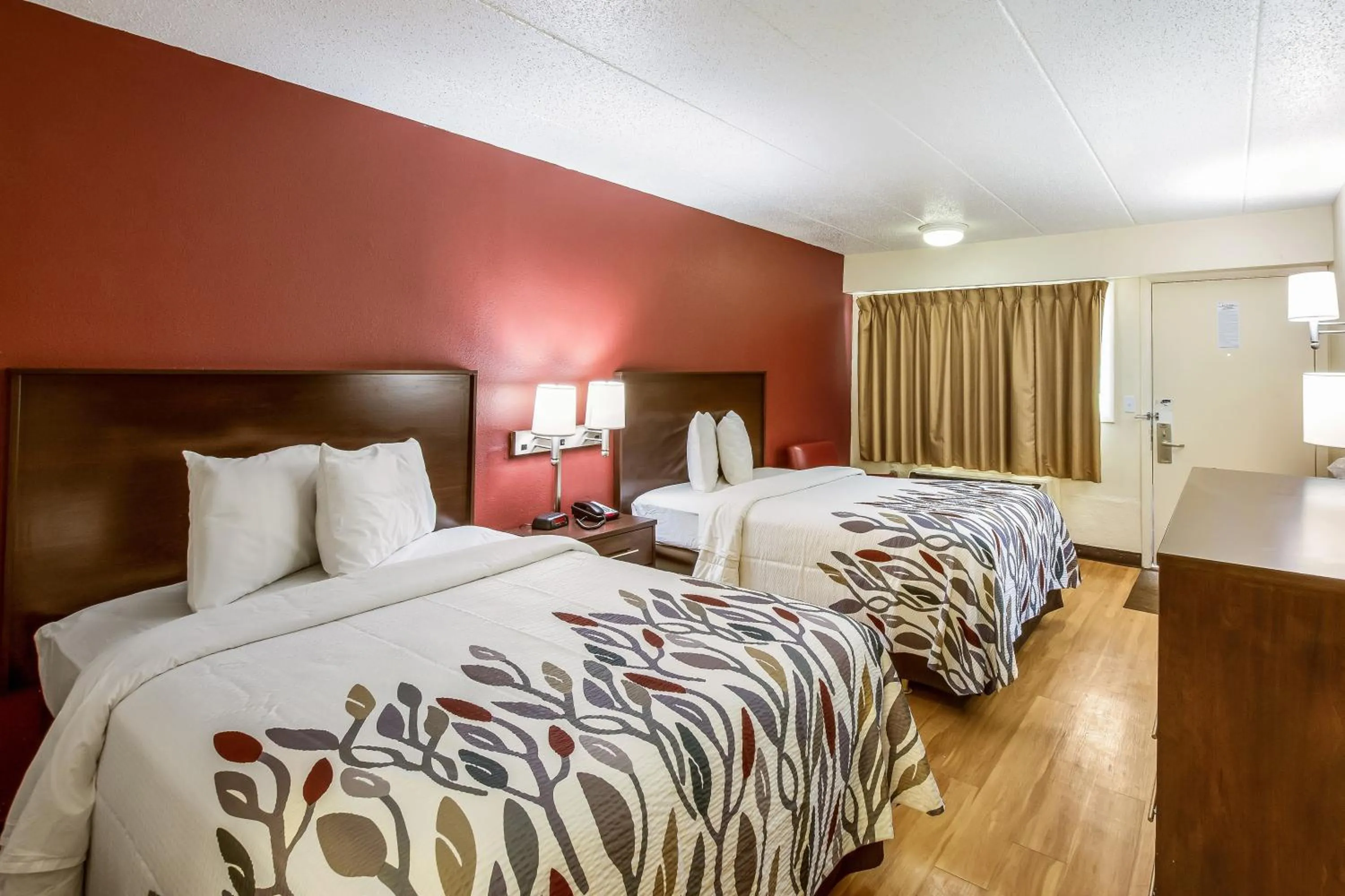Photo of the whole room, Bed in Red Roof Inn Saginaw – Frankenmuth