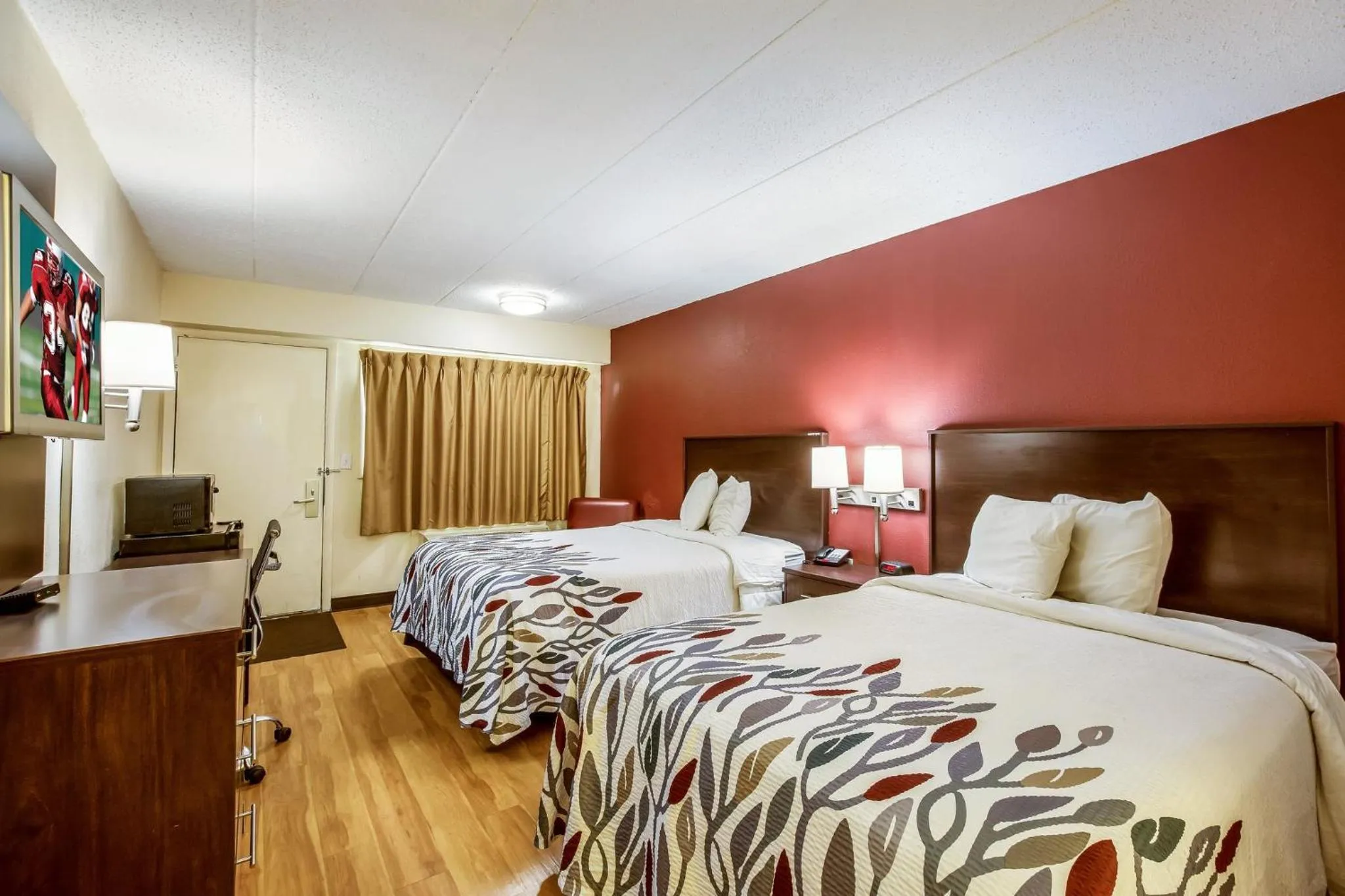 Photo of the whole room, Bed in Red Roof Inn Saginaw – Frankenmuth