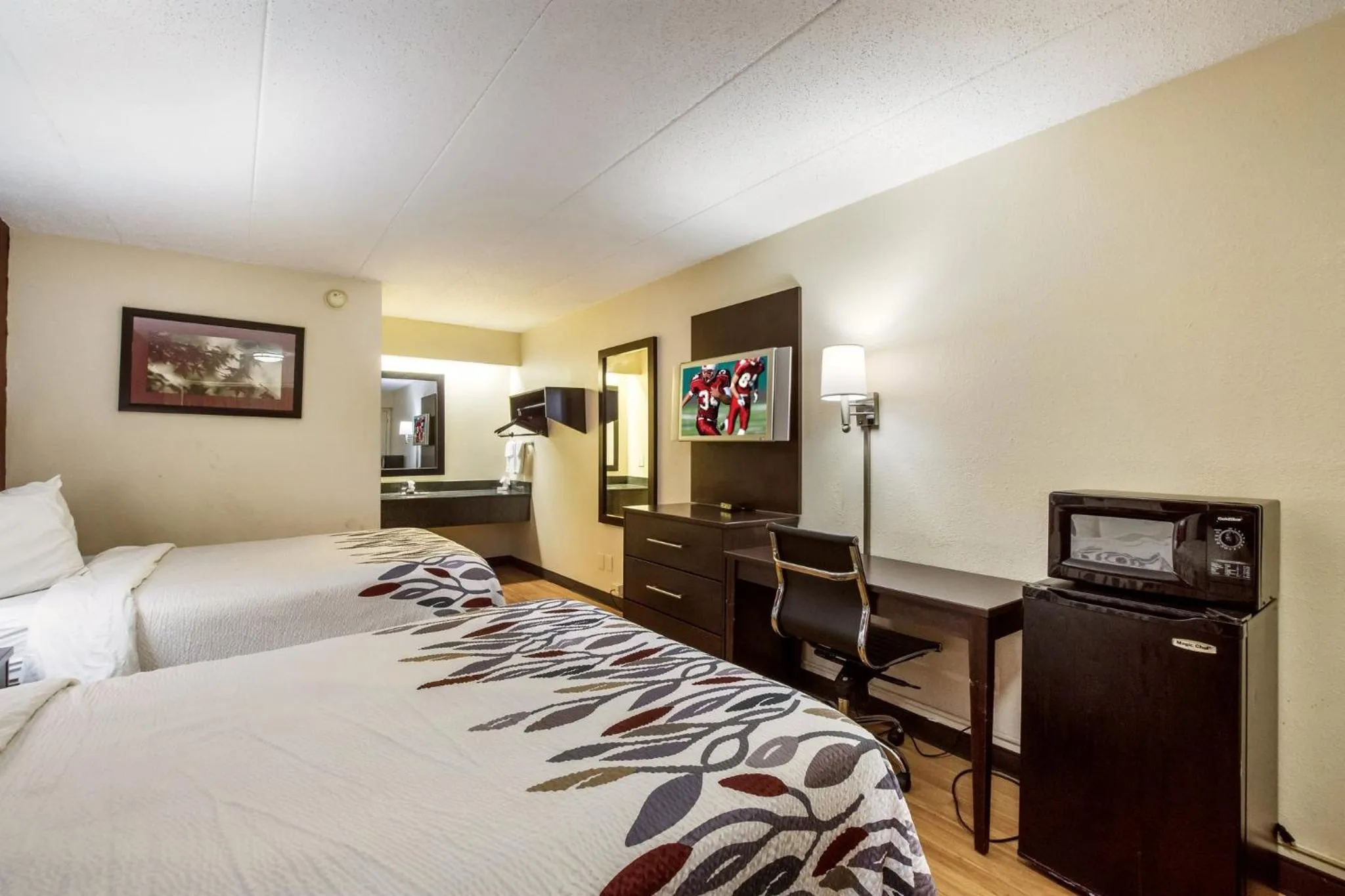 Photo of the whole room, Bed in Red Roof Inn Saginaw – Frankenmuth