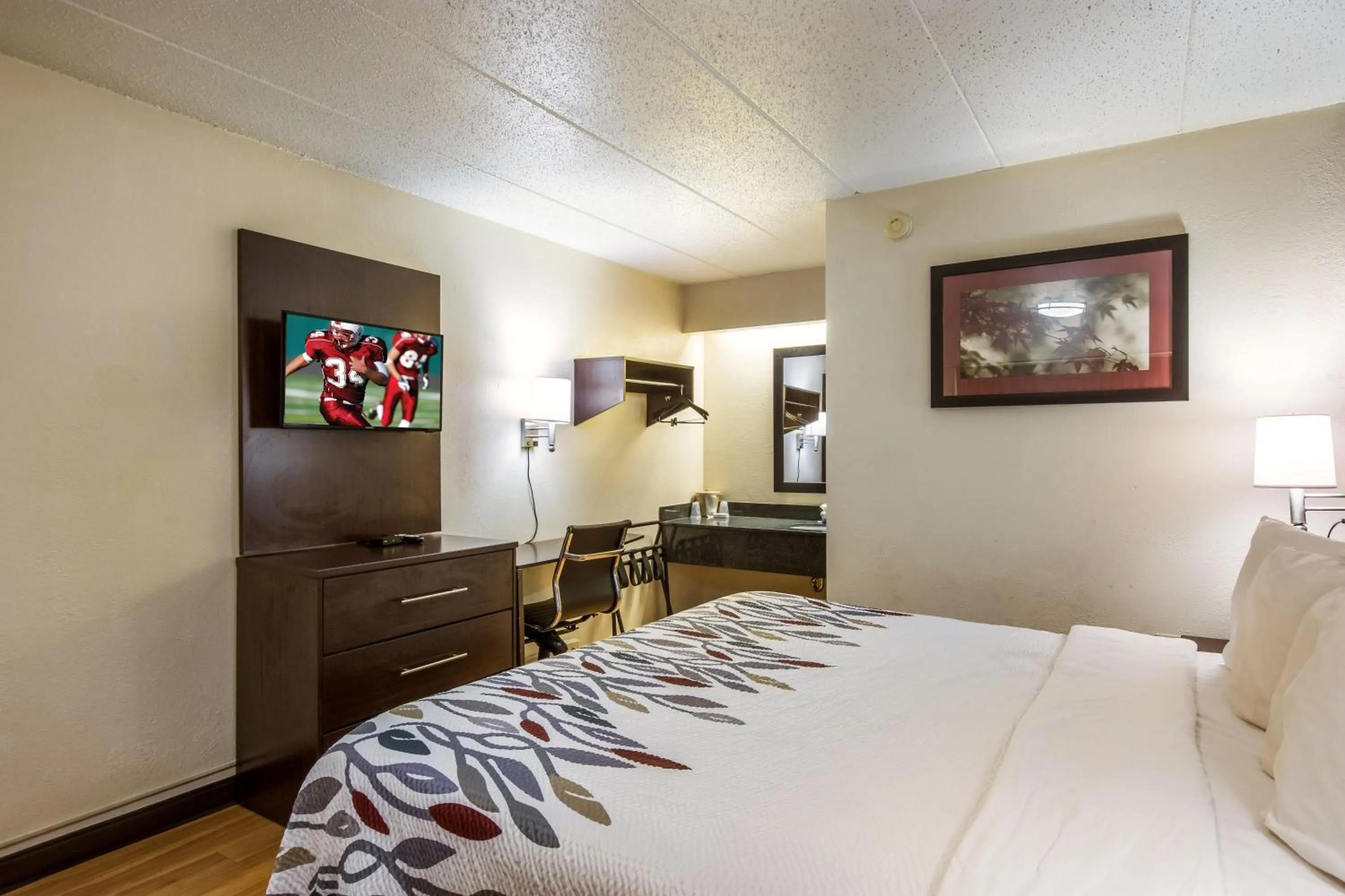 Photo of the whole room, Bed in Red Roof Inn Saginaw – Frankenmuth