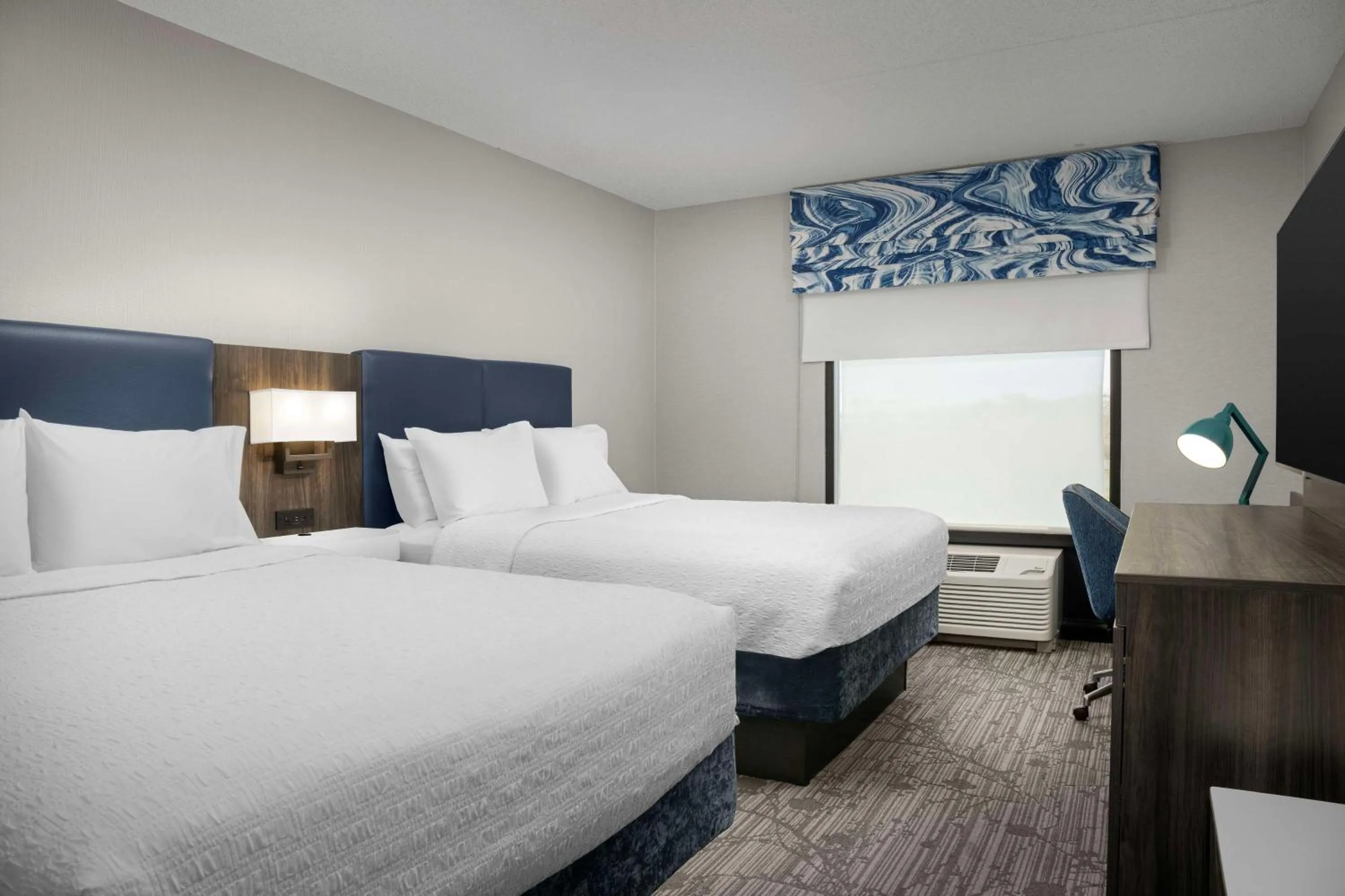 Bed in Hampton Inn Easton