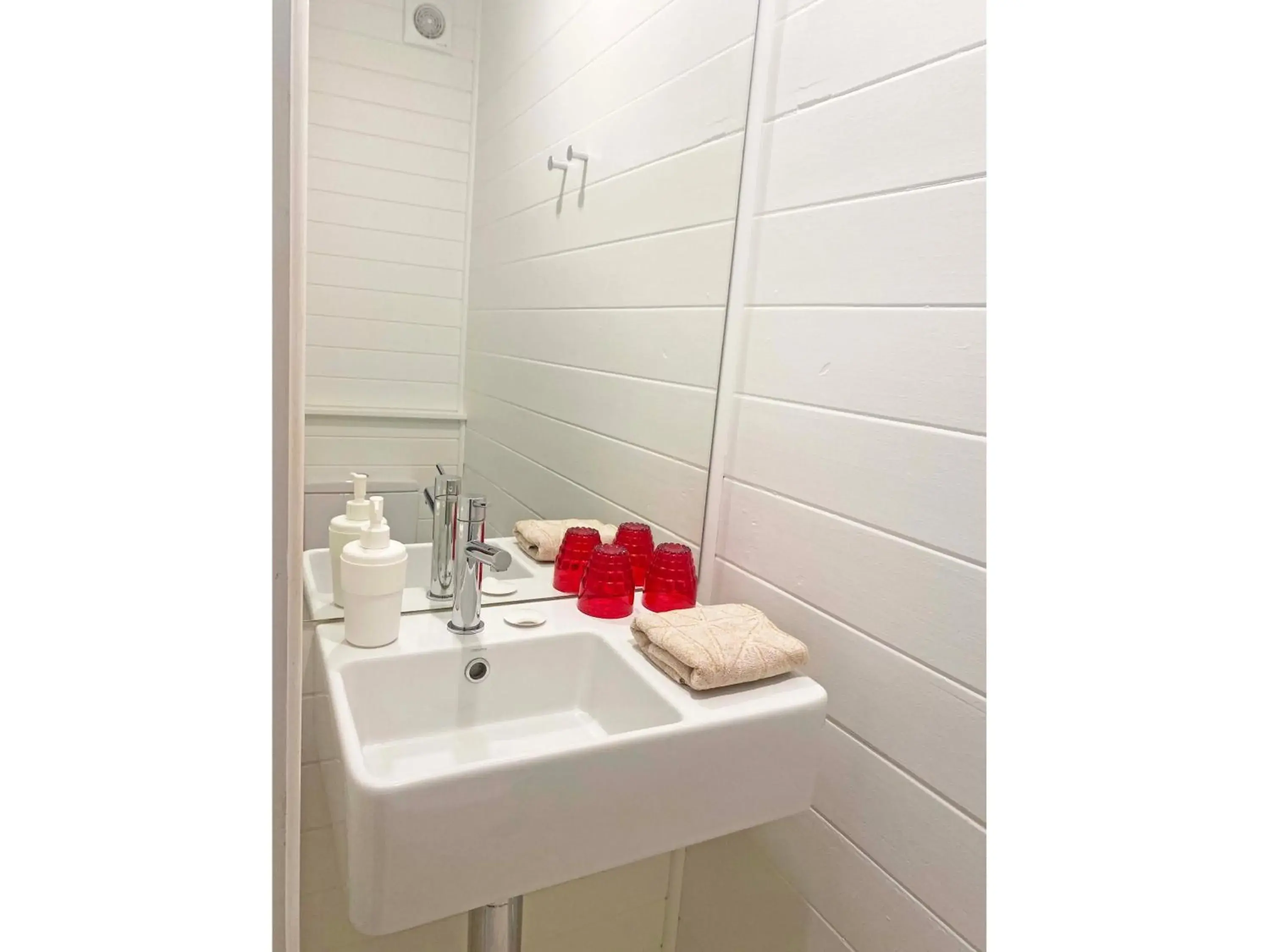 Queen Room with Private External Bathroom in Byron Springs Queen Room with Private External Bathroom in Byron Springs