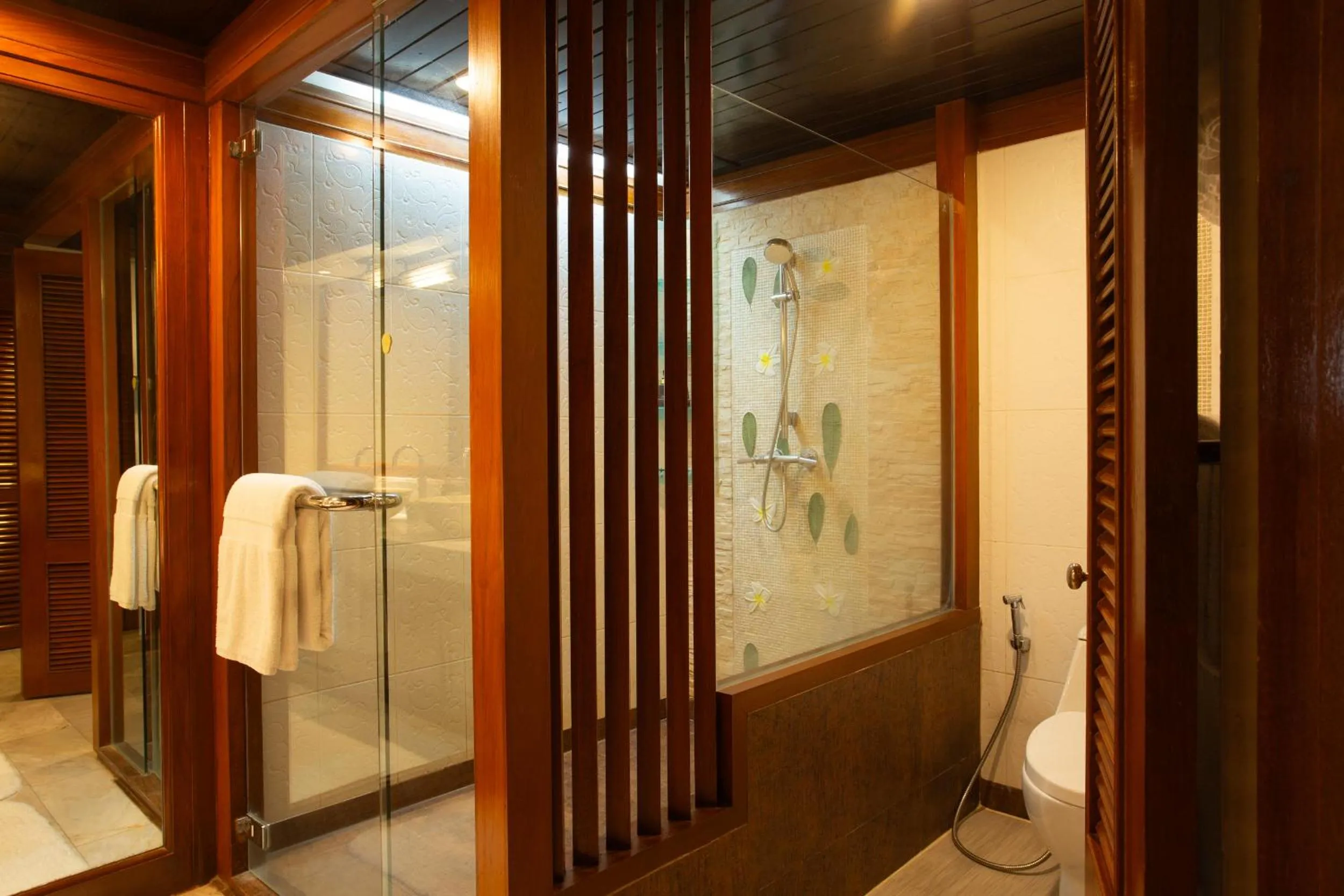 Shower in Anantara Siam Bangkok Hotel