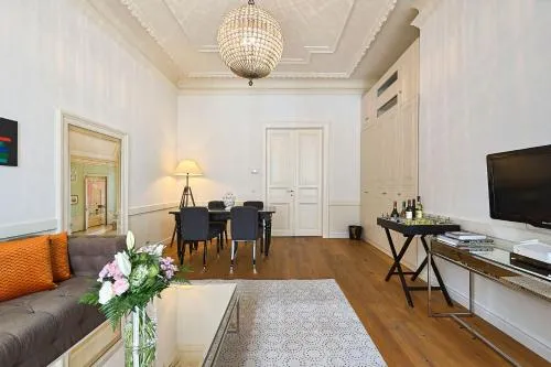6 rooms Votivpark