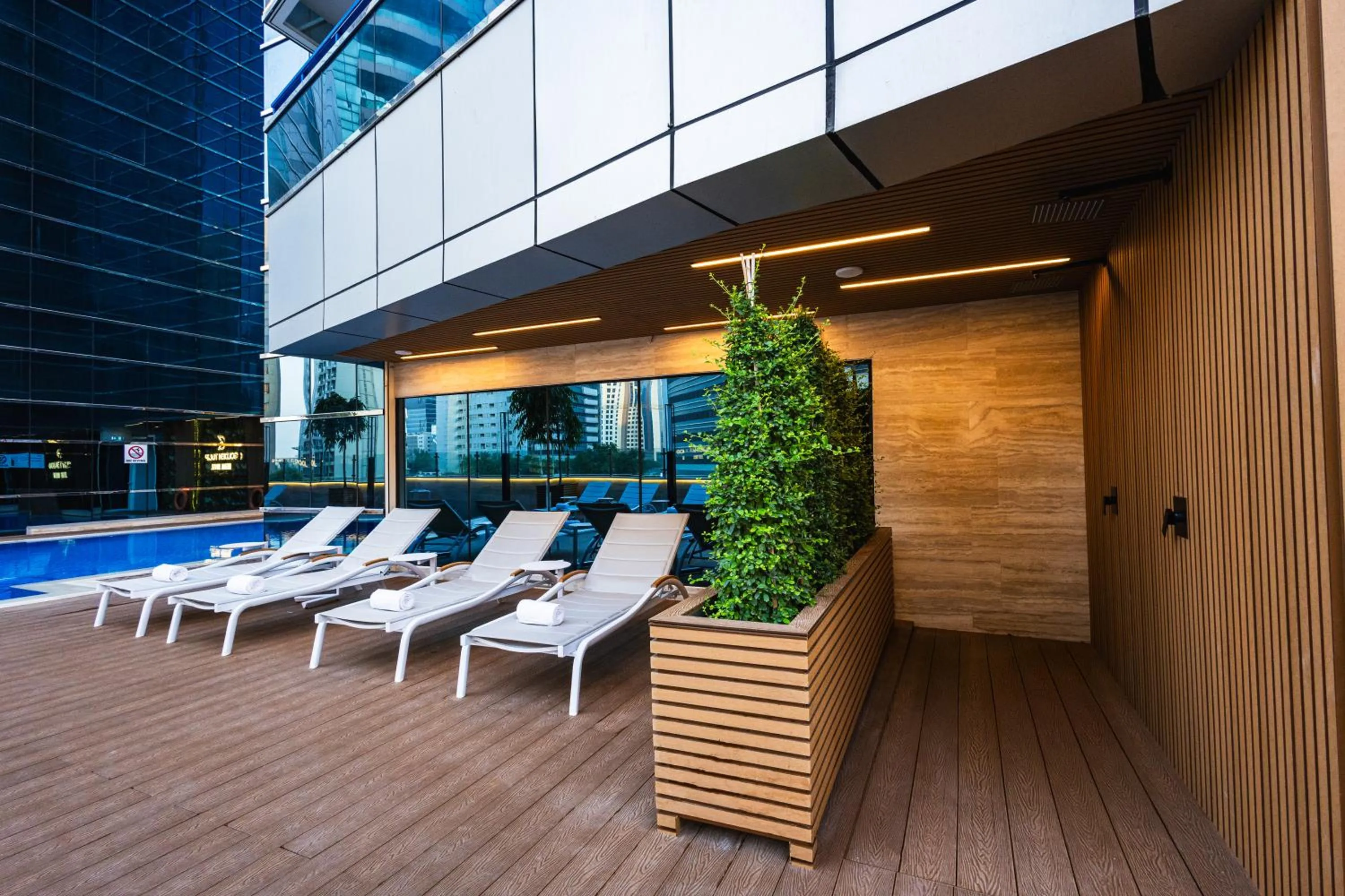 Swimming pool in Golden Tulip Media Hotel