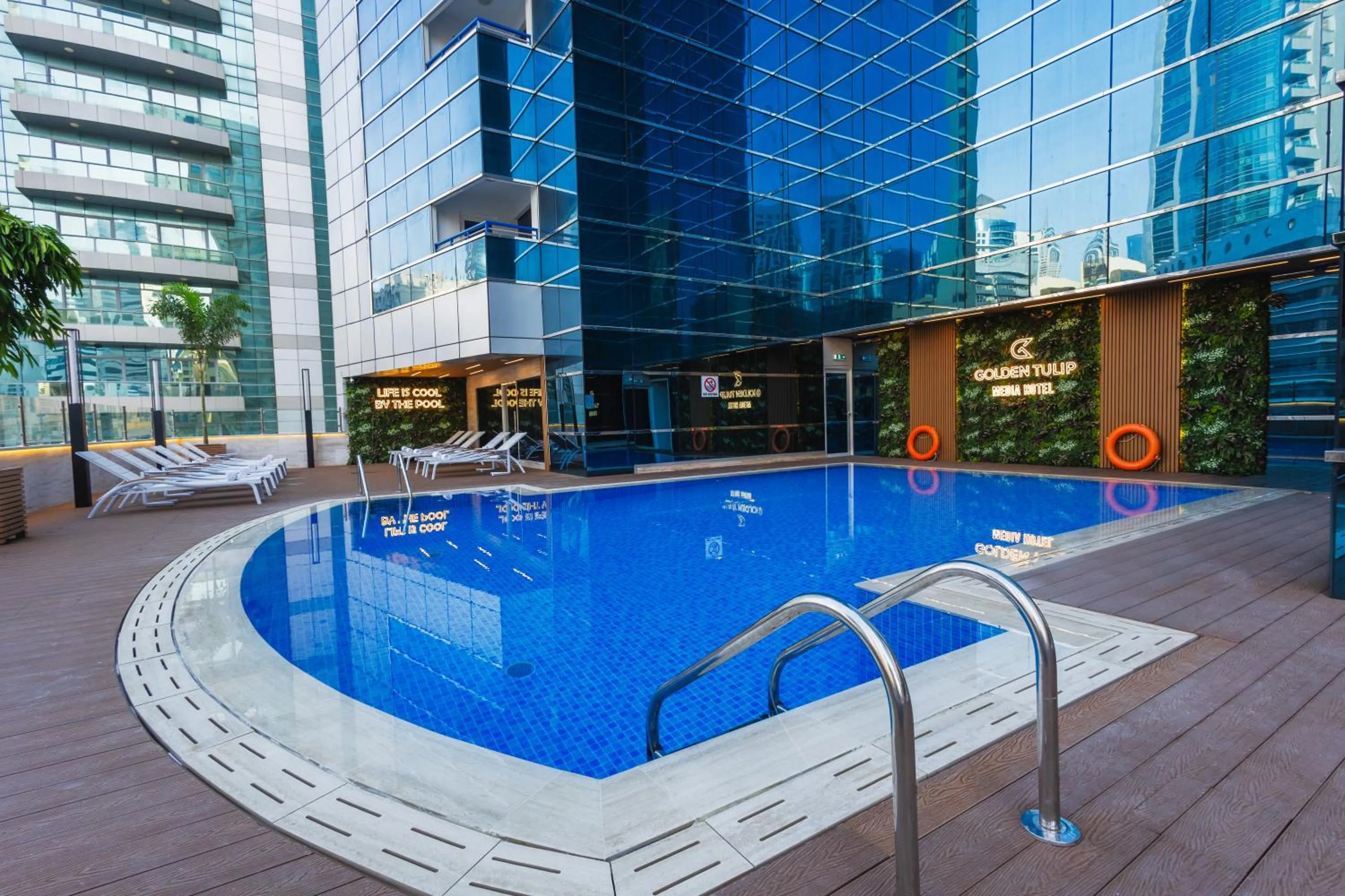 Swimming pool in Golden Tulip Media Hotel