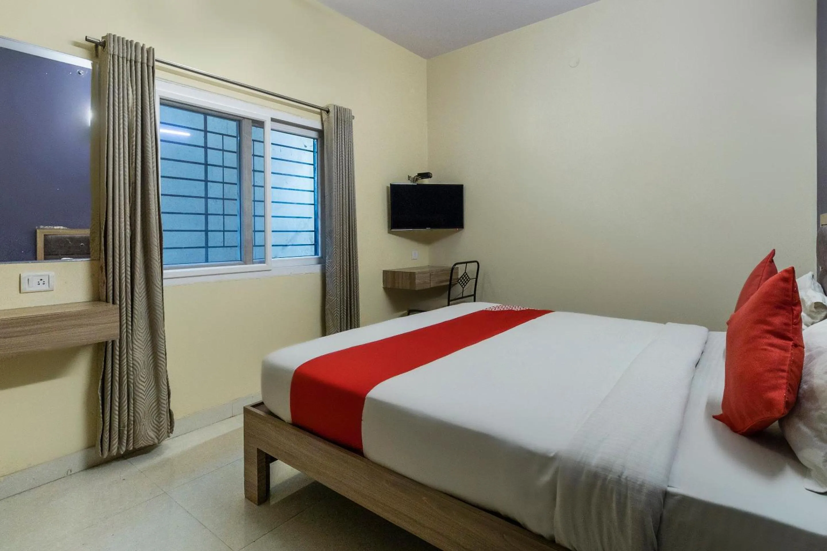 Bedroom, Bed in Hotel O Platinum Inn