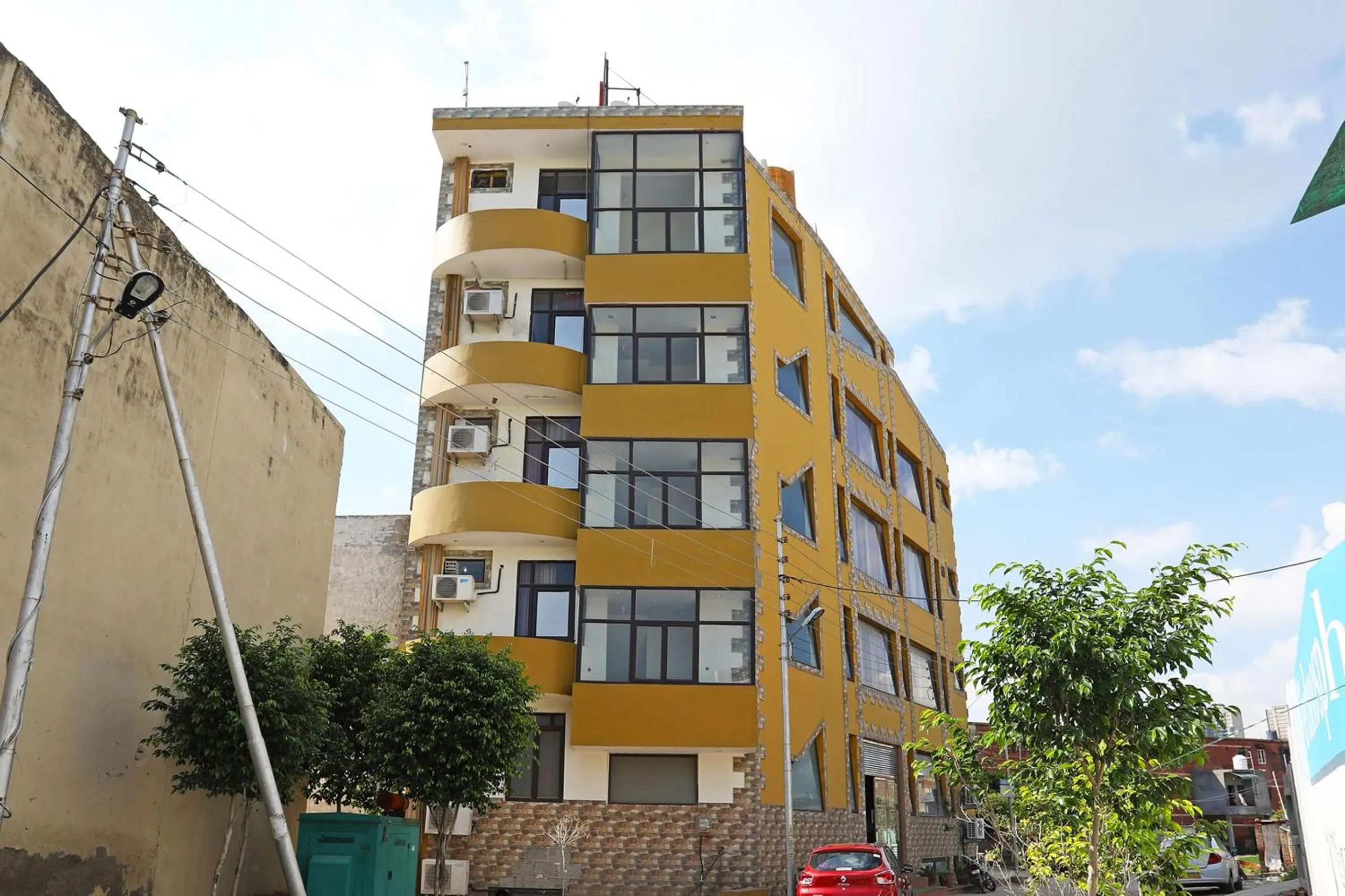 Facade/entrance in Hotel O Grand Empire Expressway