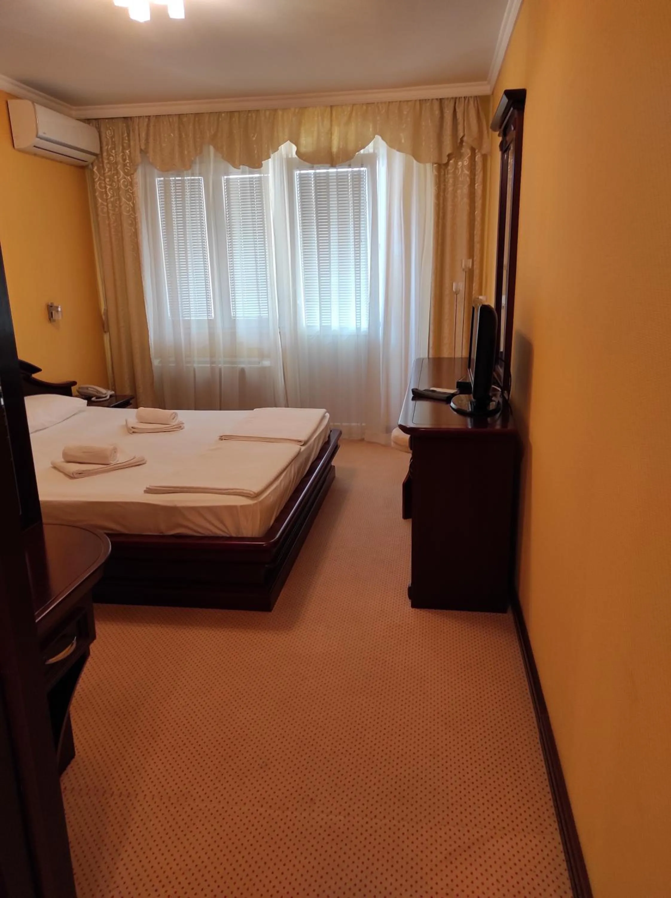Text overlay, Bed in Hotel Mimoza