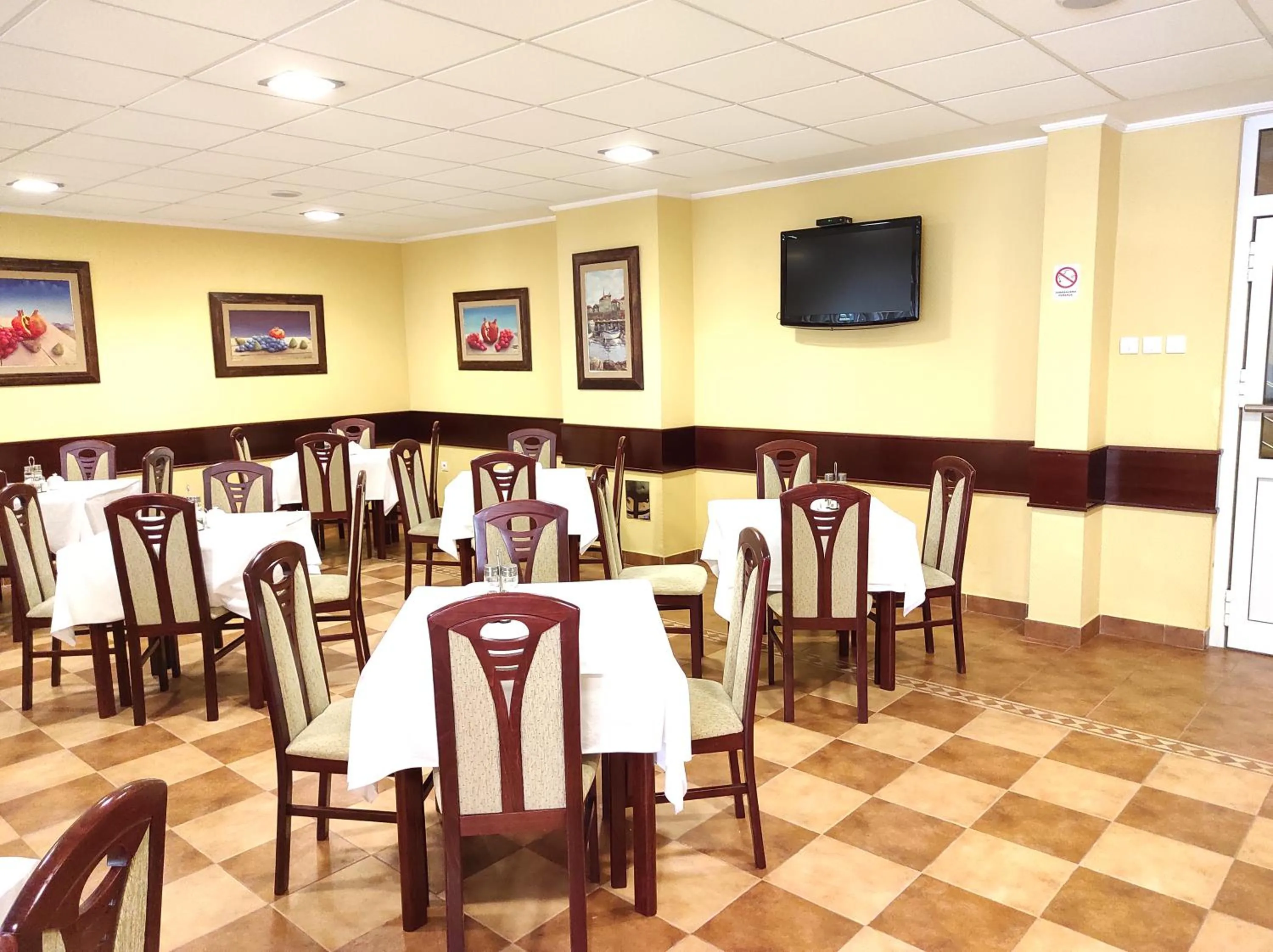 Restaurant/places to eat in Hotel Mimoza