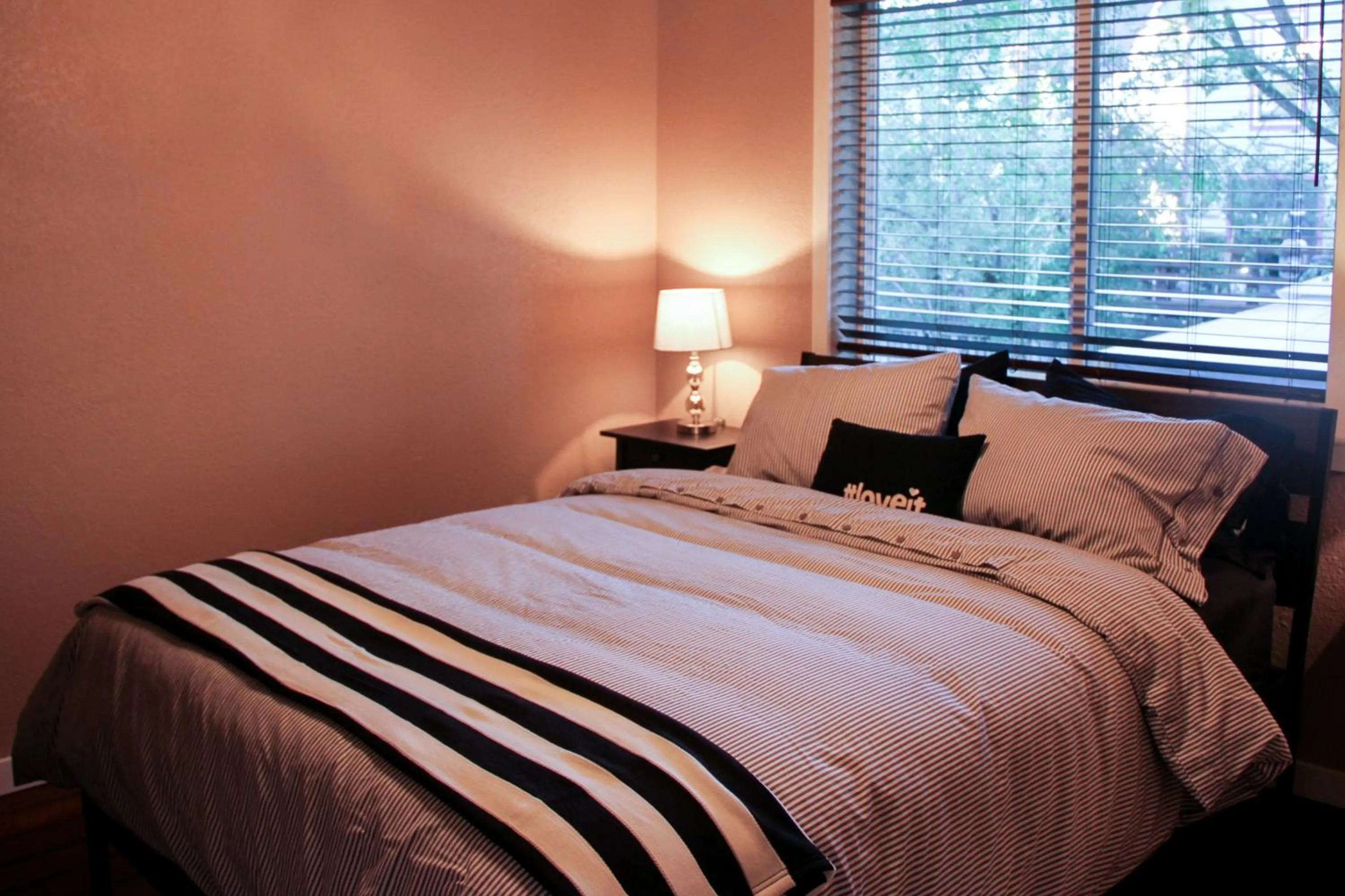 Bed in The 8th Street Retreat