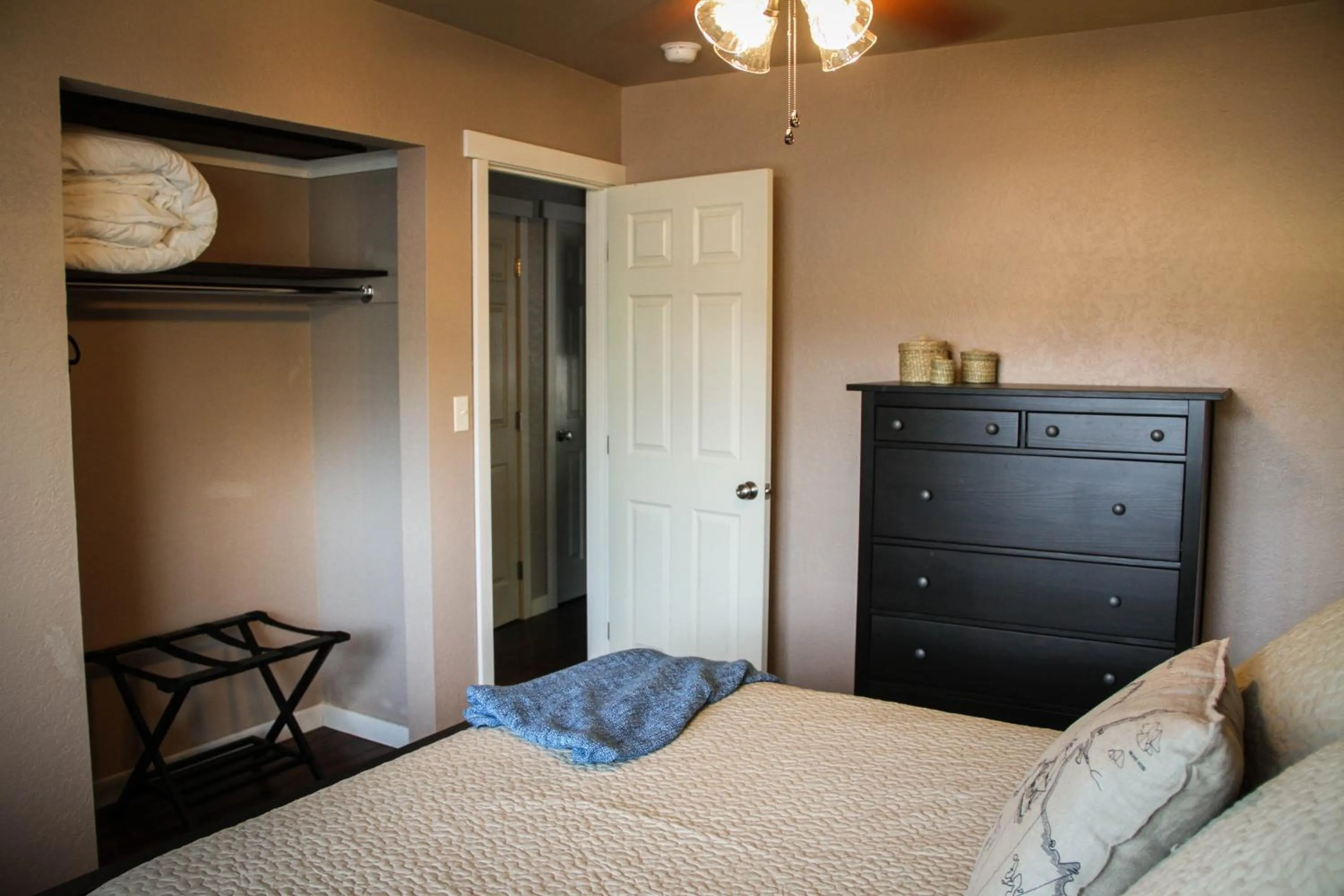 Bed in The 8th Street Retreat