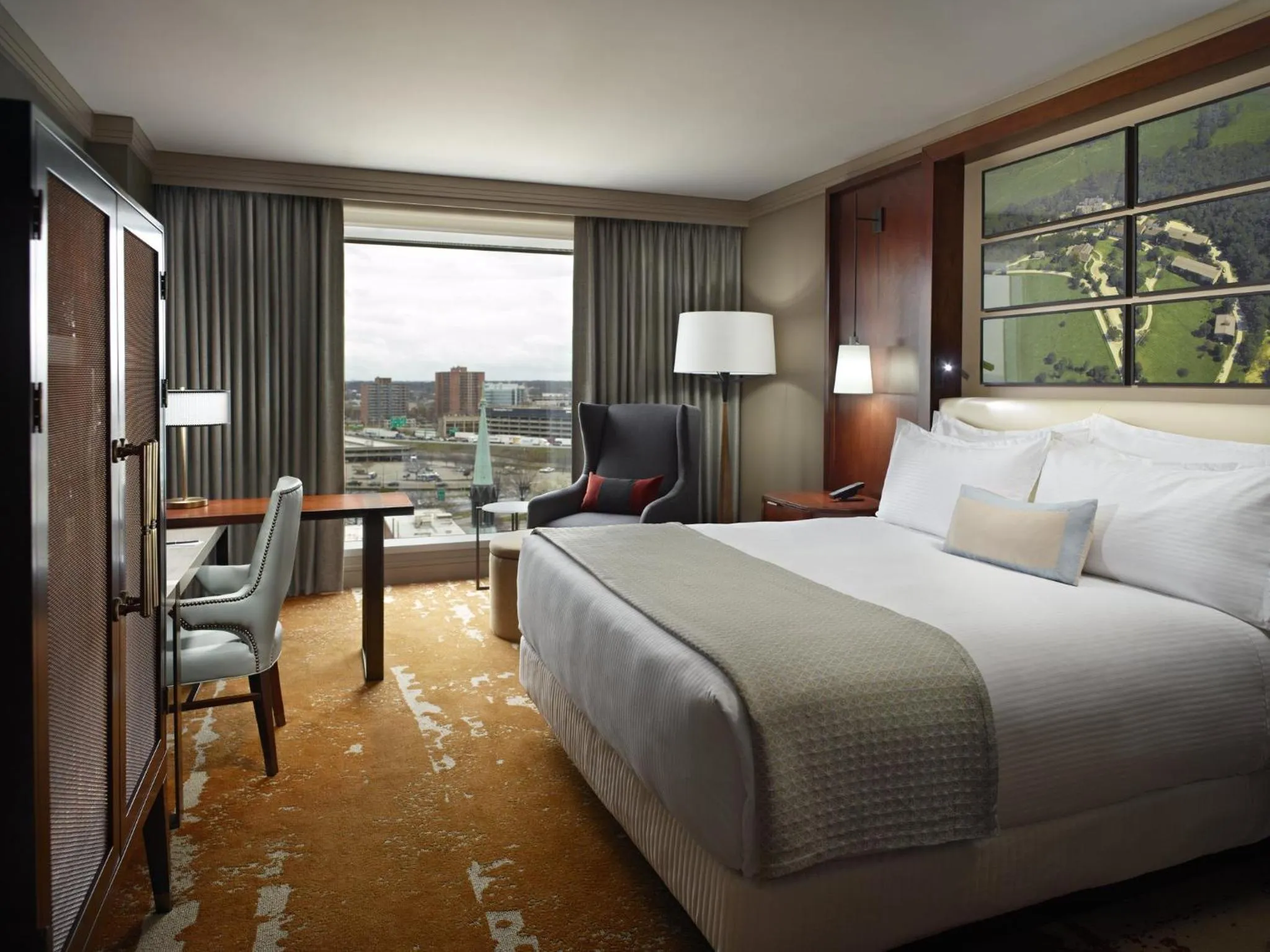 Bedroom, Bed in Omni Louisville Hotel