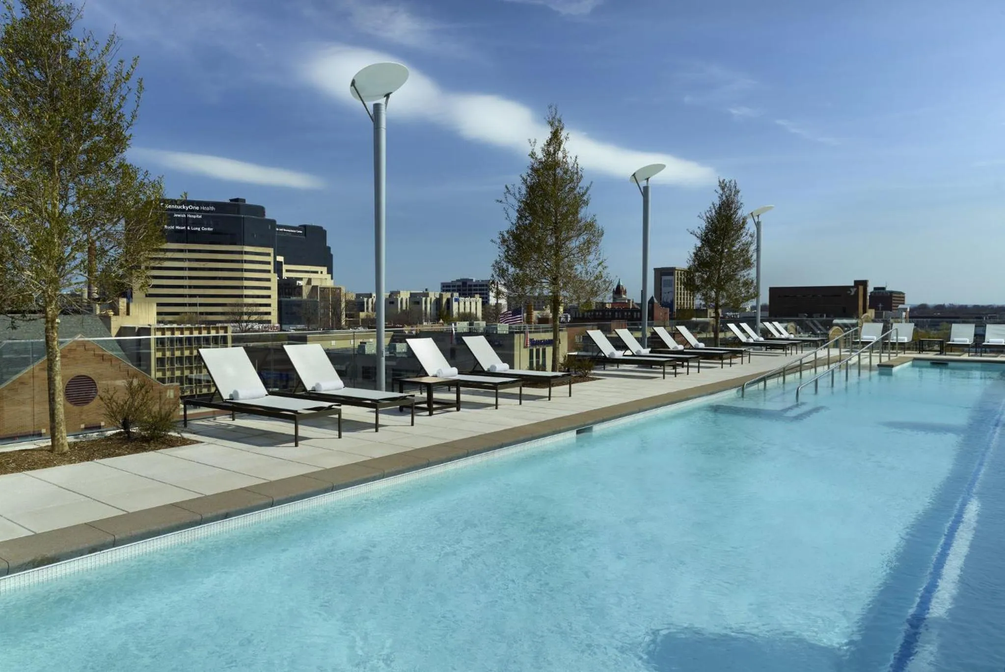 Swimming pool in Omni Louisville Hotel
