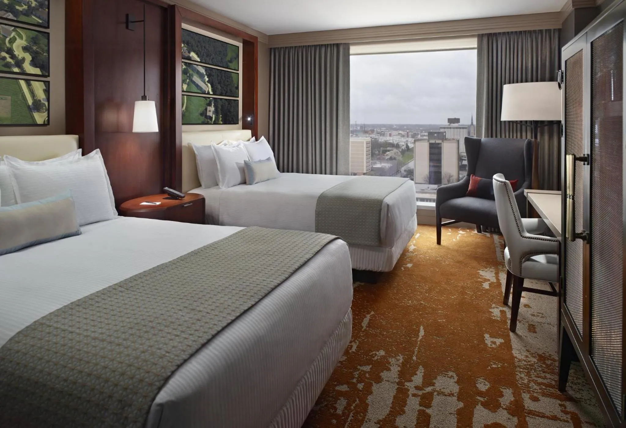 Bedroom, Bed in Omni Louisville Hotel