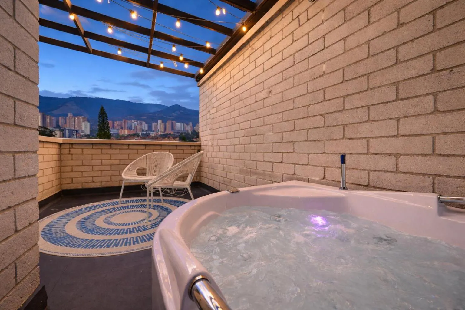 Hot Tub in Apartamentos Poblado Alejandría by HOUSY HOST