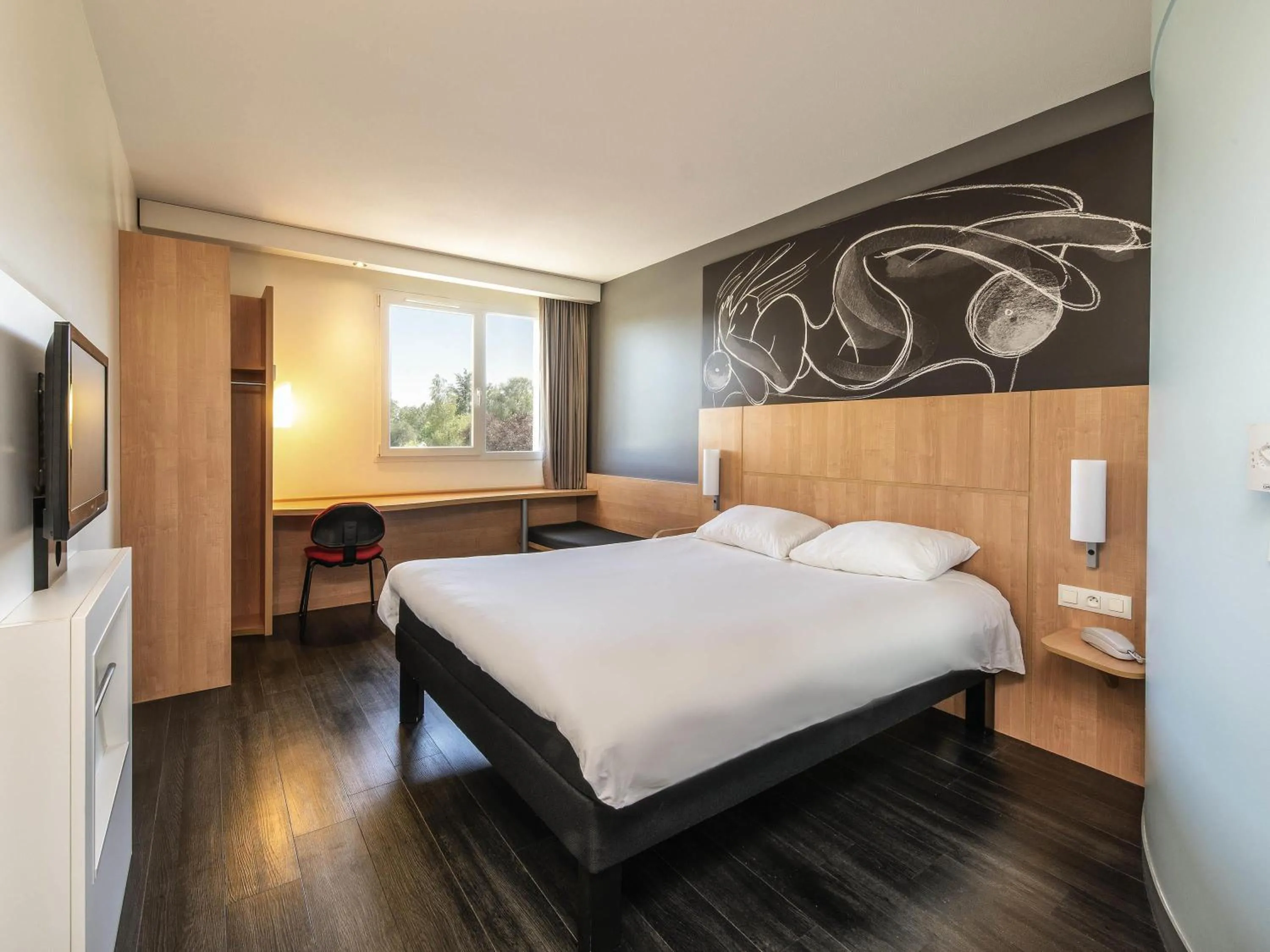 Bedroom, Bed in ibis Issoire