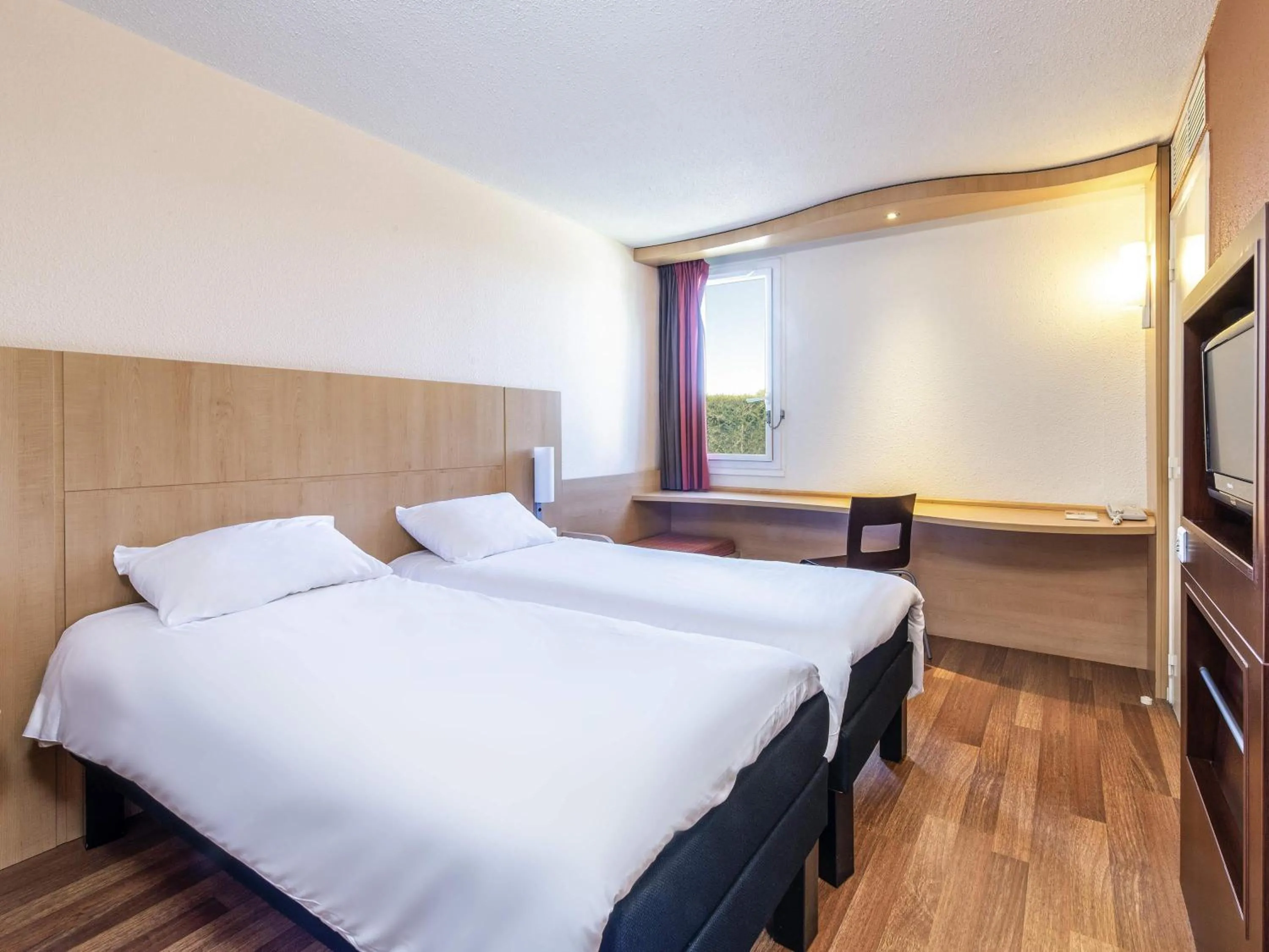 Bedroom, Bed in ibis Issoire