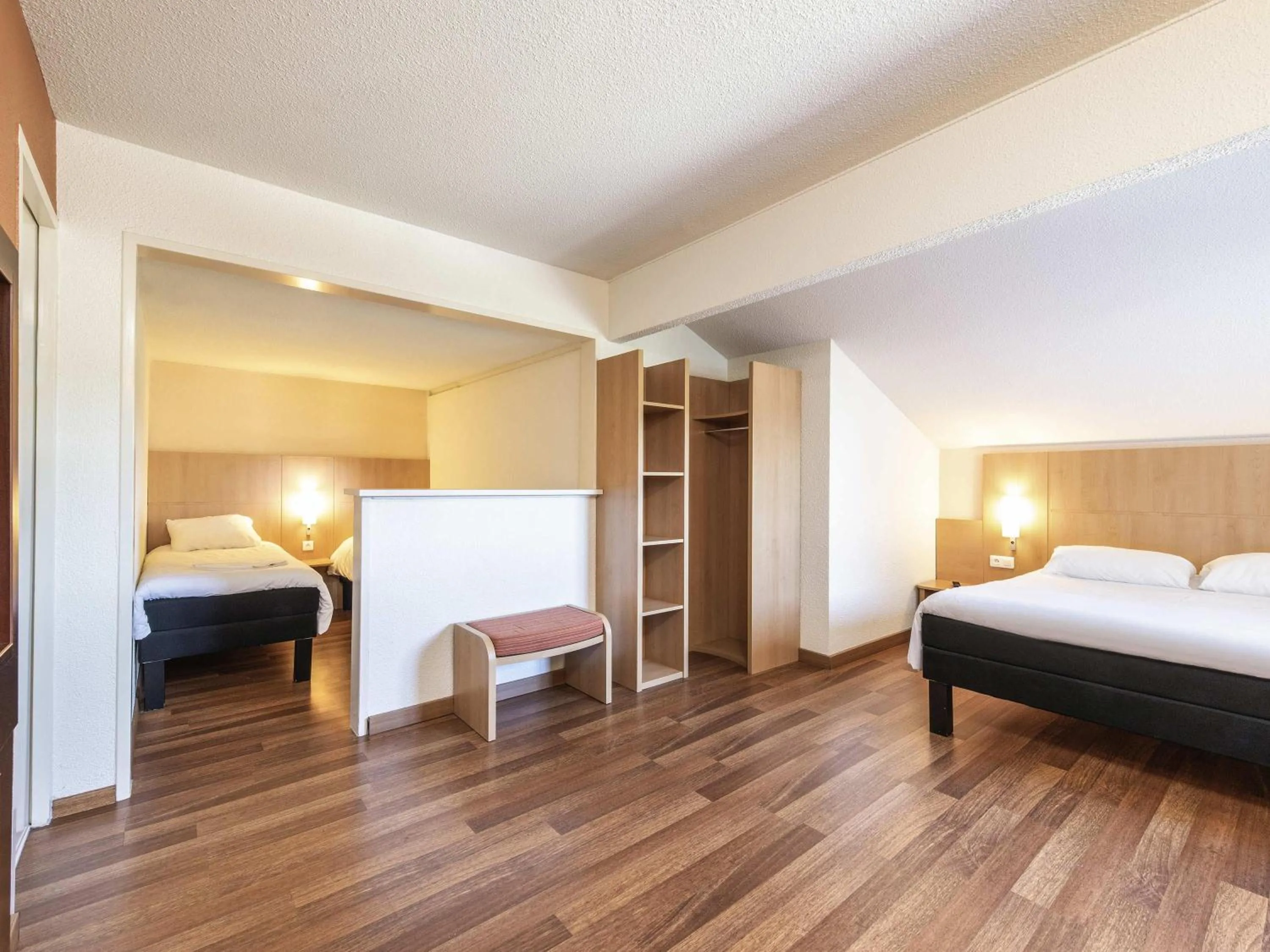 Bedroom, Bed in ibis Issoire