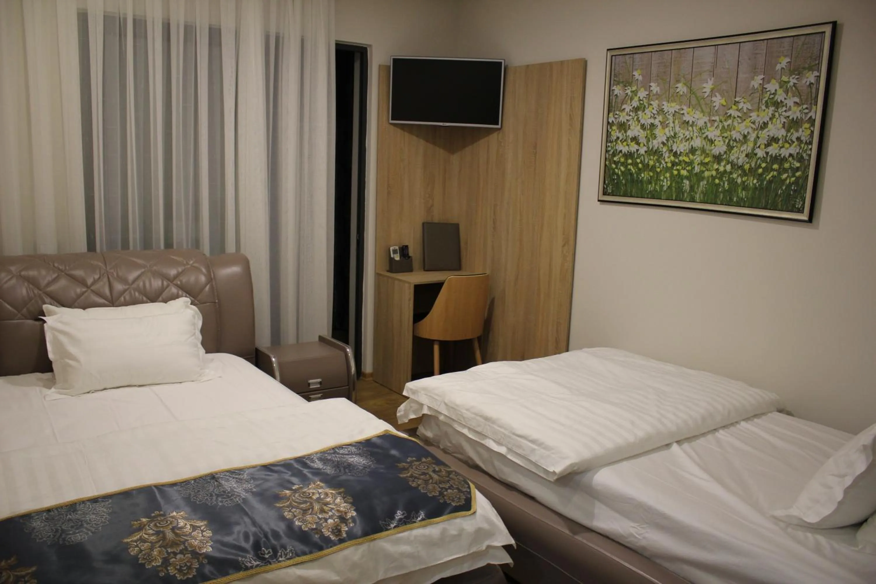 Communal lounge/ TV room, Bed in Park Hotel Tirana