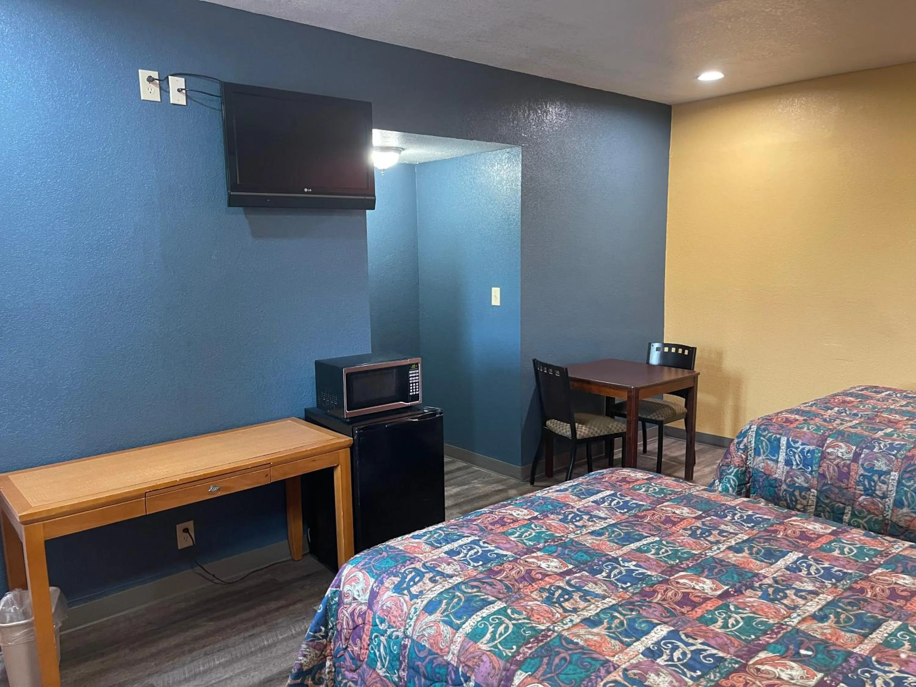 Bed in Kenwood Court Motel