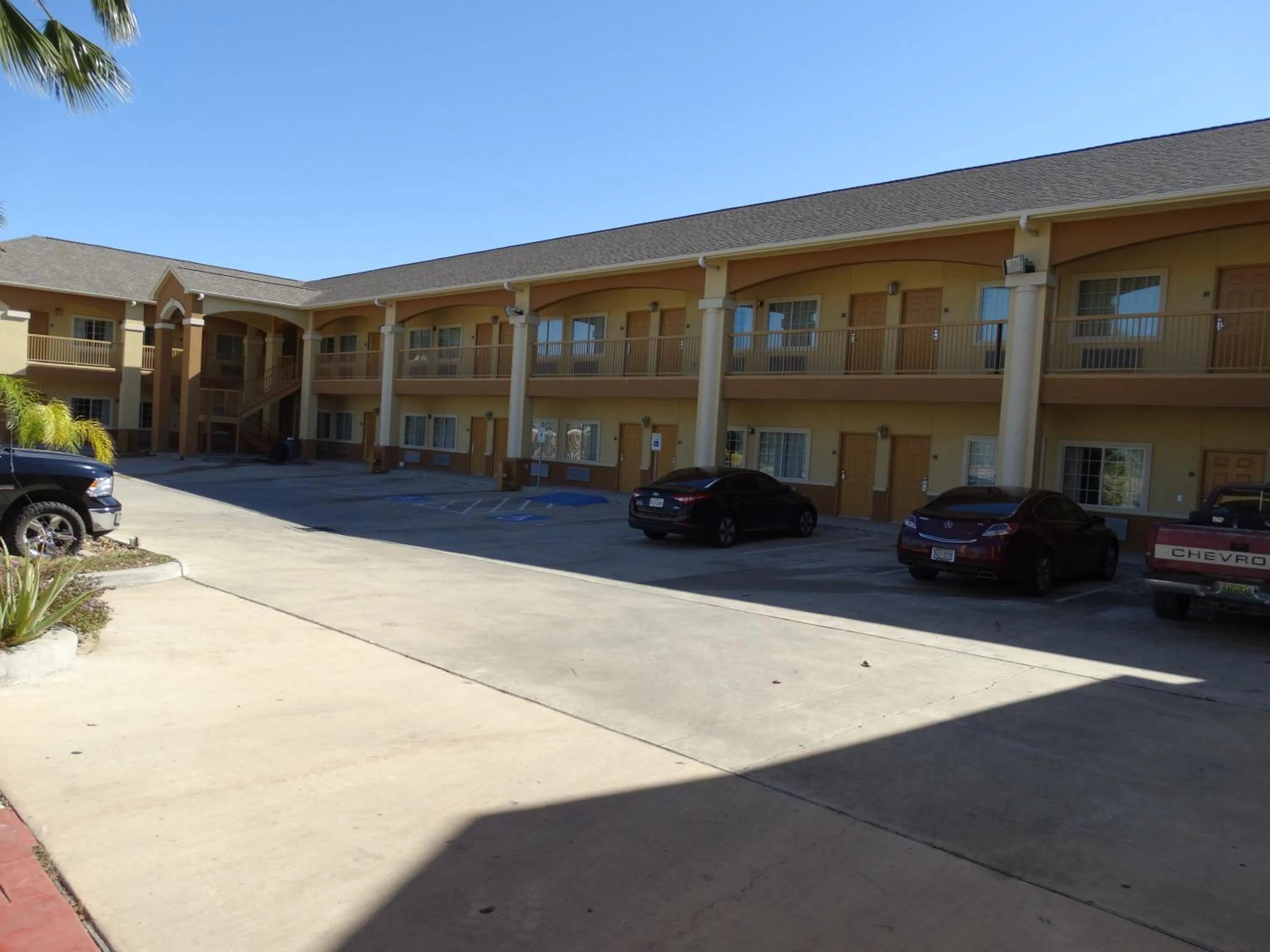 Property building in Regency Inn & Suites - Baytown