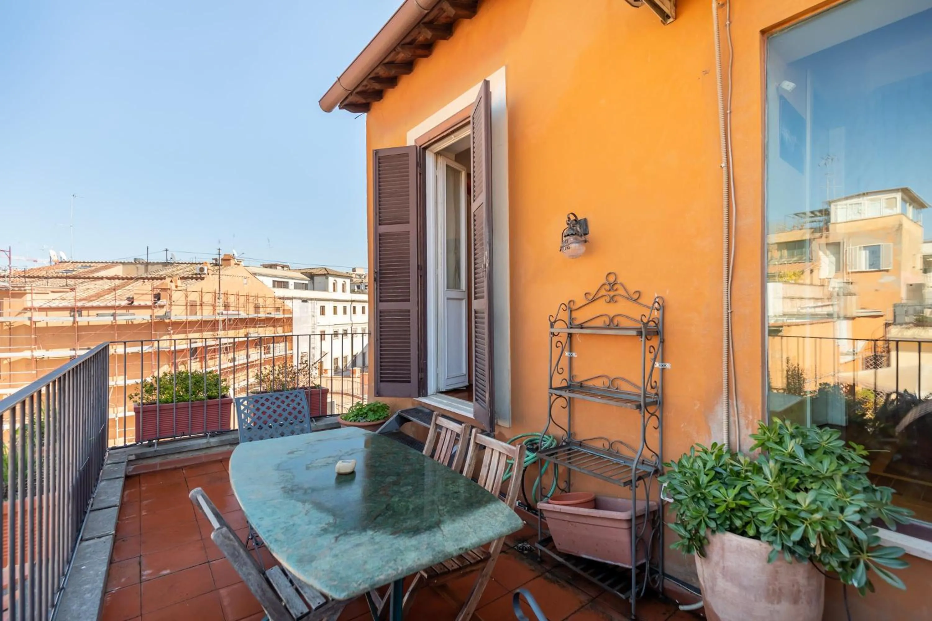 Trevi Comfortable Apartment with Terrace | Romeloft