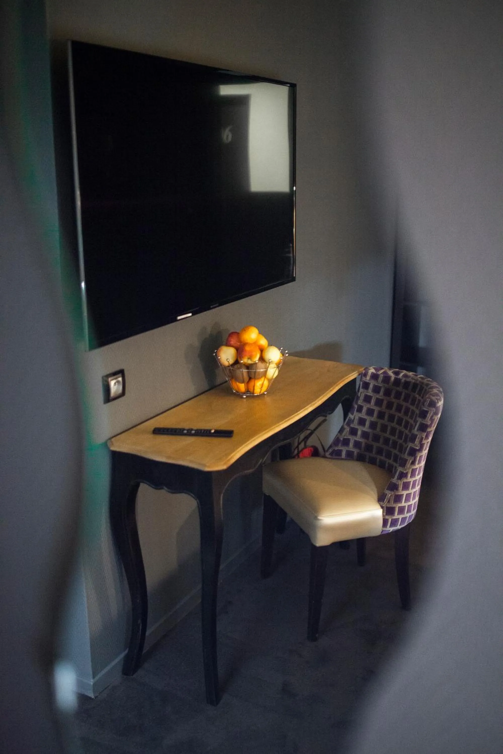 TV and multimedia in Cit'Hotel B Hotel Brasserie