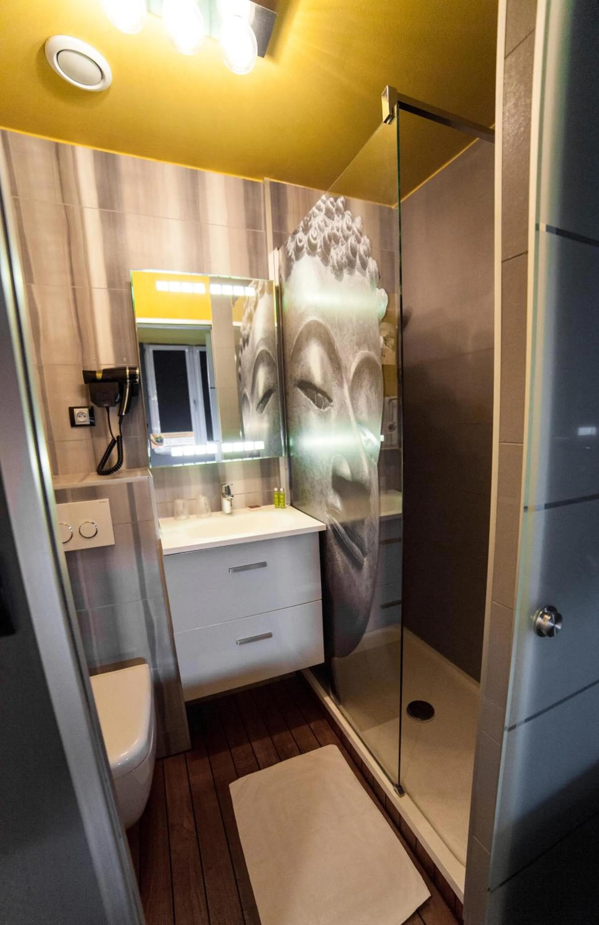 Bathroom in Cit'Hotel B Hotel Brasserie