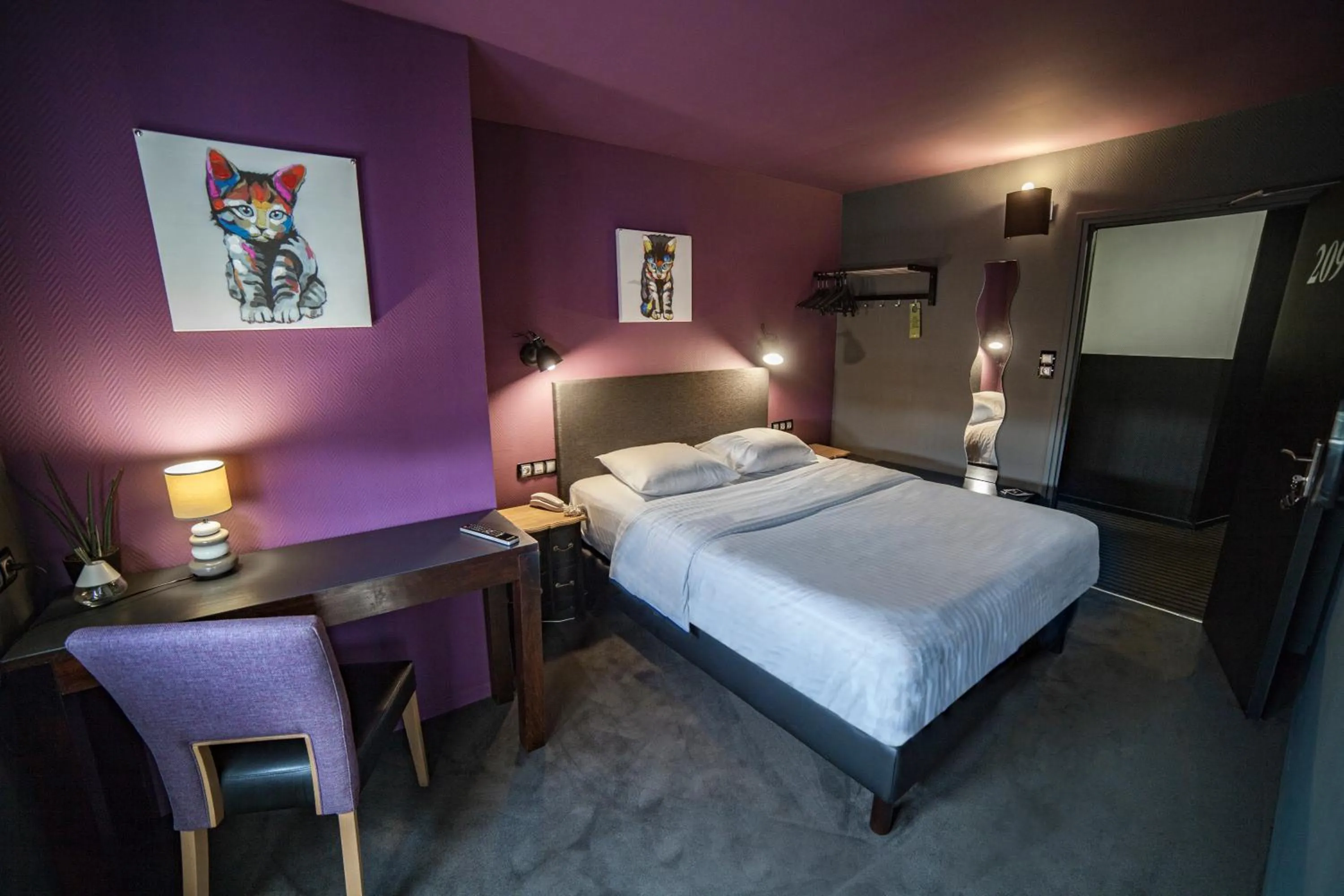 TV and multimedia, Bed in Cit'Hotel B Hotel Brasserie