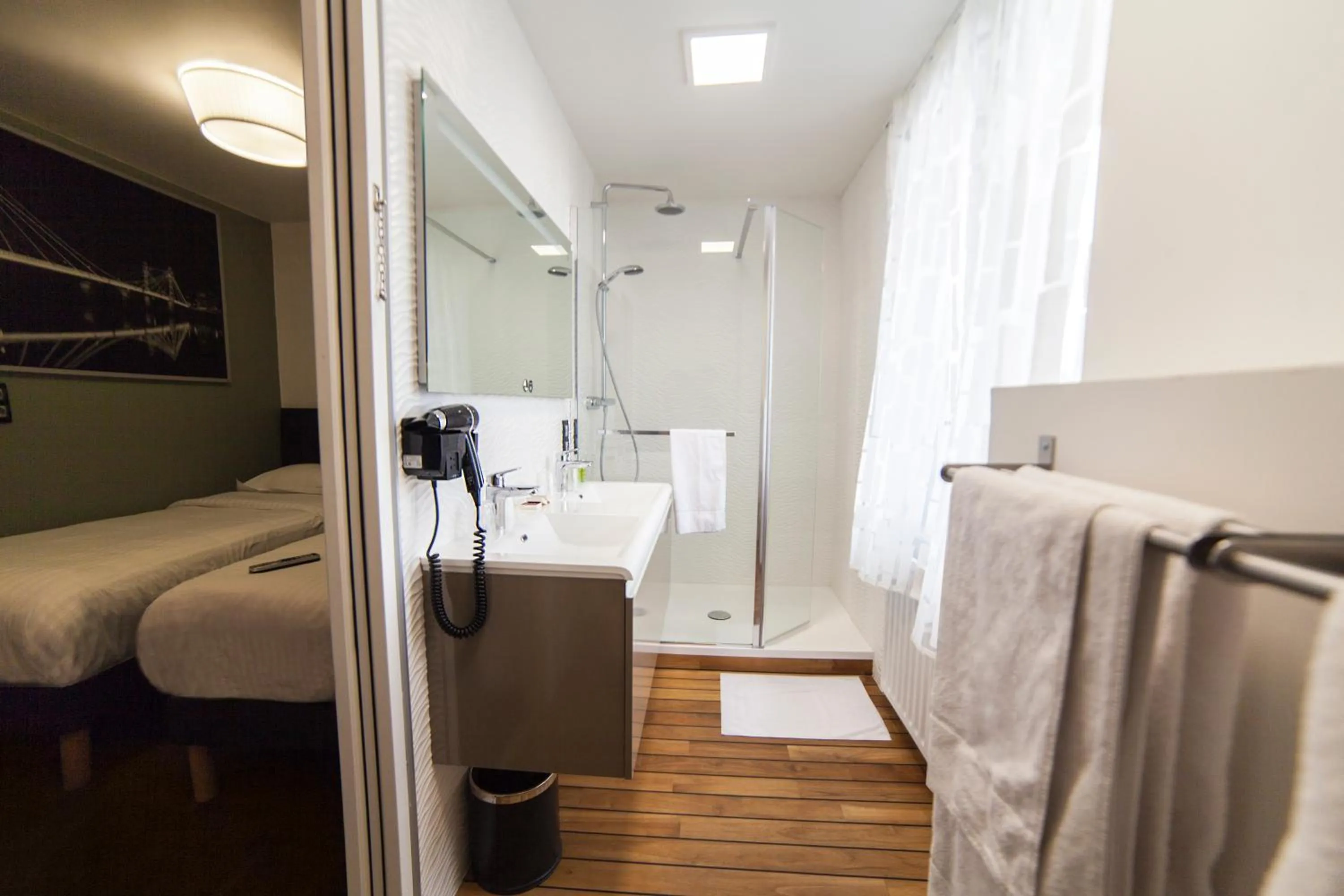 Toilet in Cit'Hotel B Hotel Brasserie