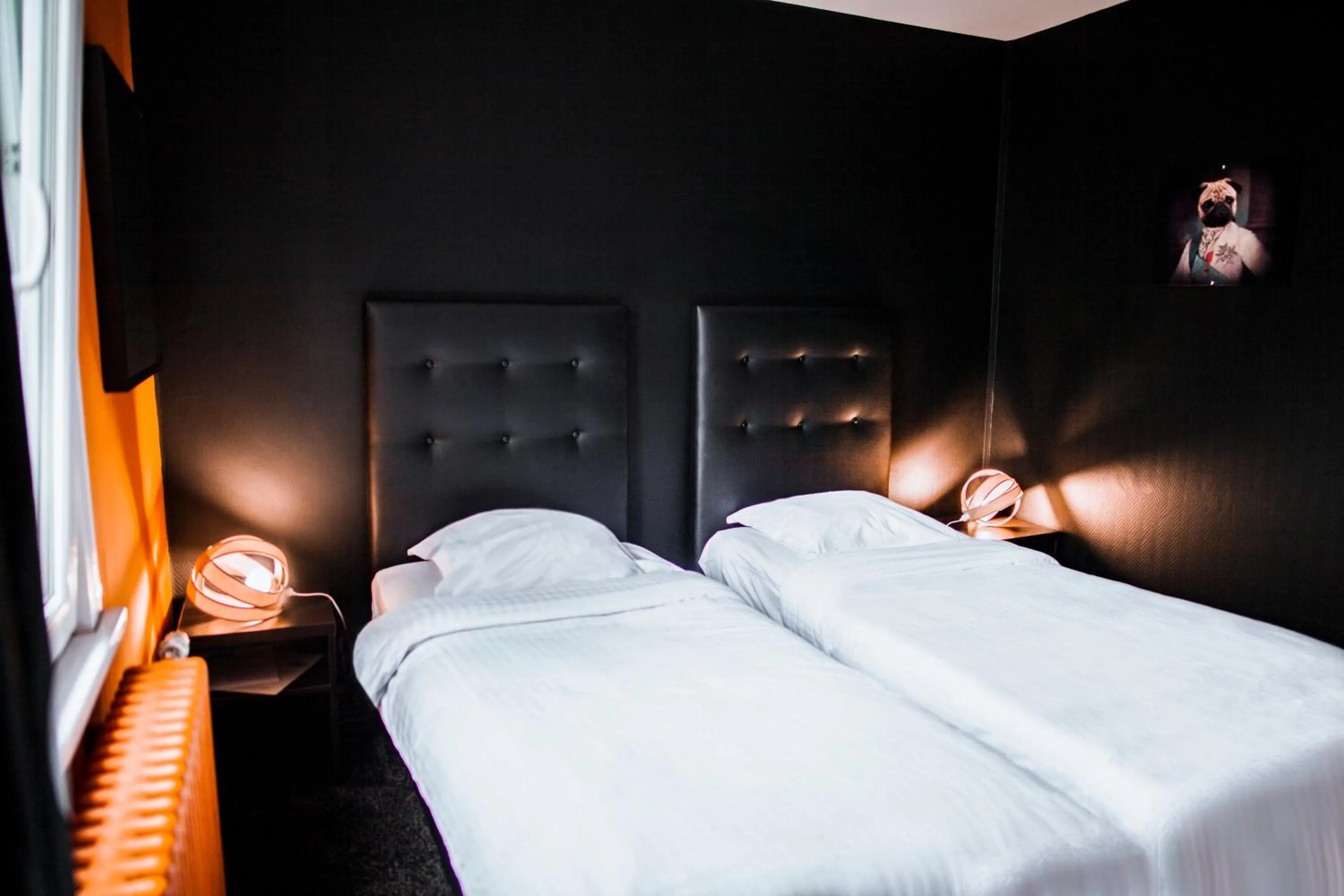 TV and multimedia, Bed in Cit'Hotel B Hotel Brasserie