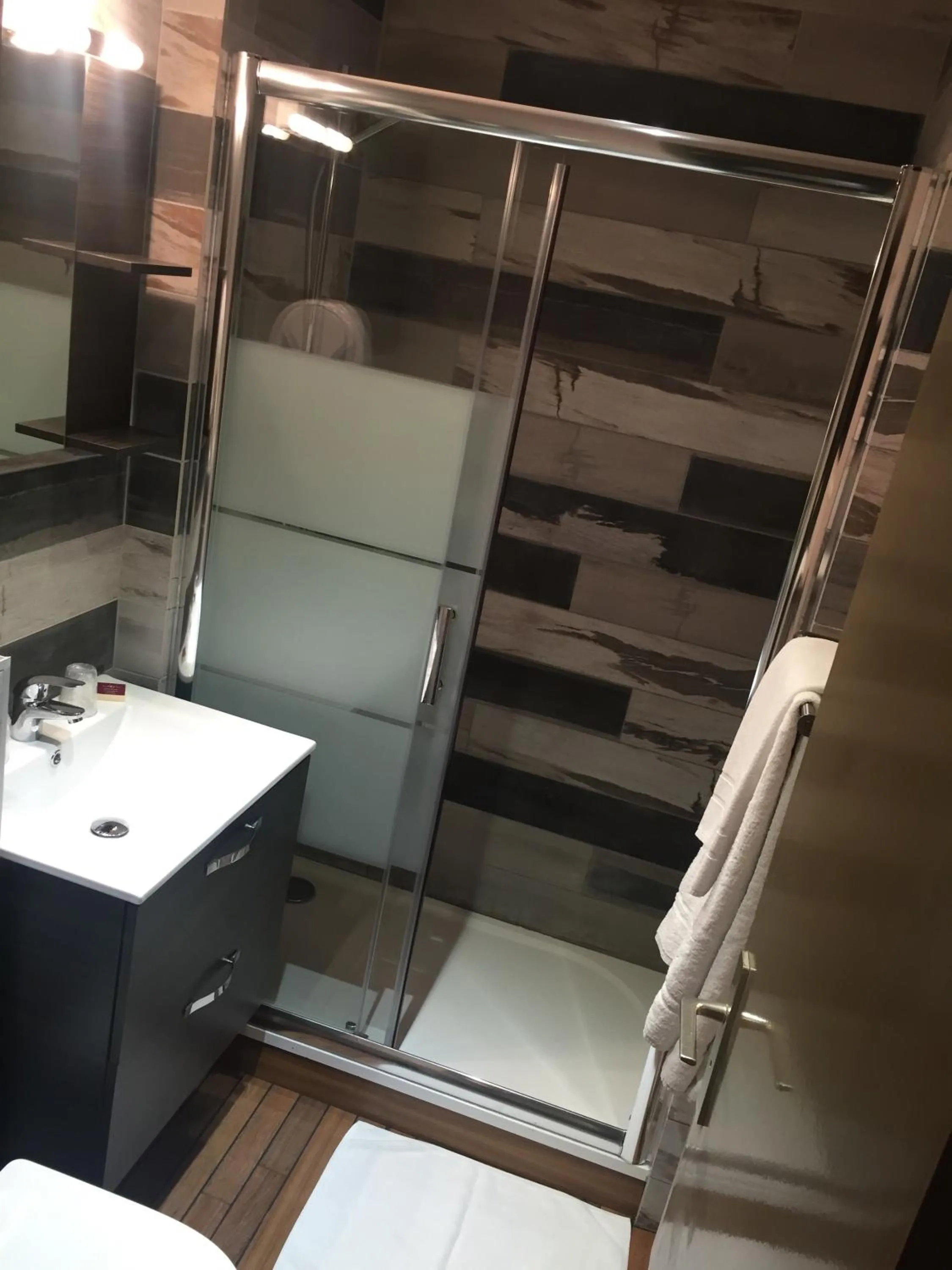 Bathroom in Cit'Hotel B Hotel Brasserie