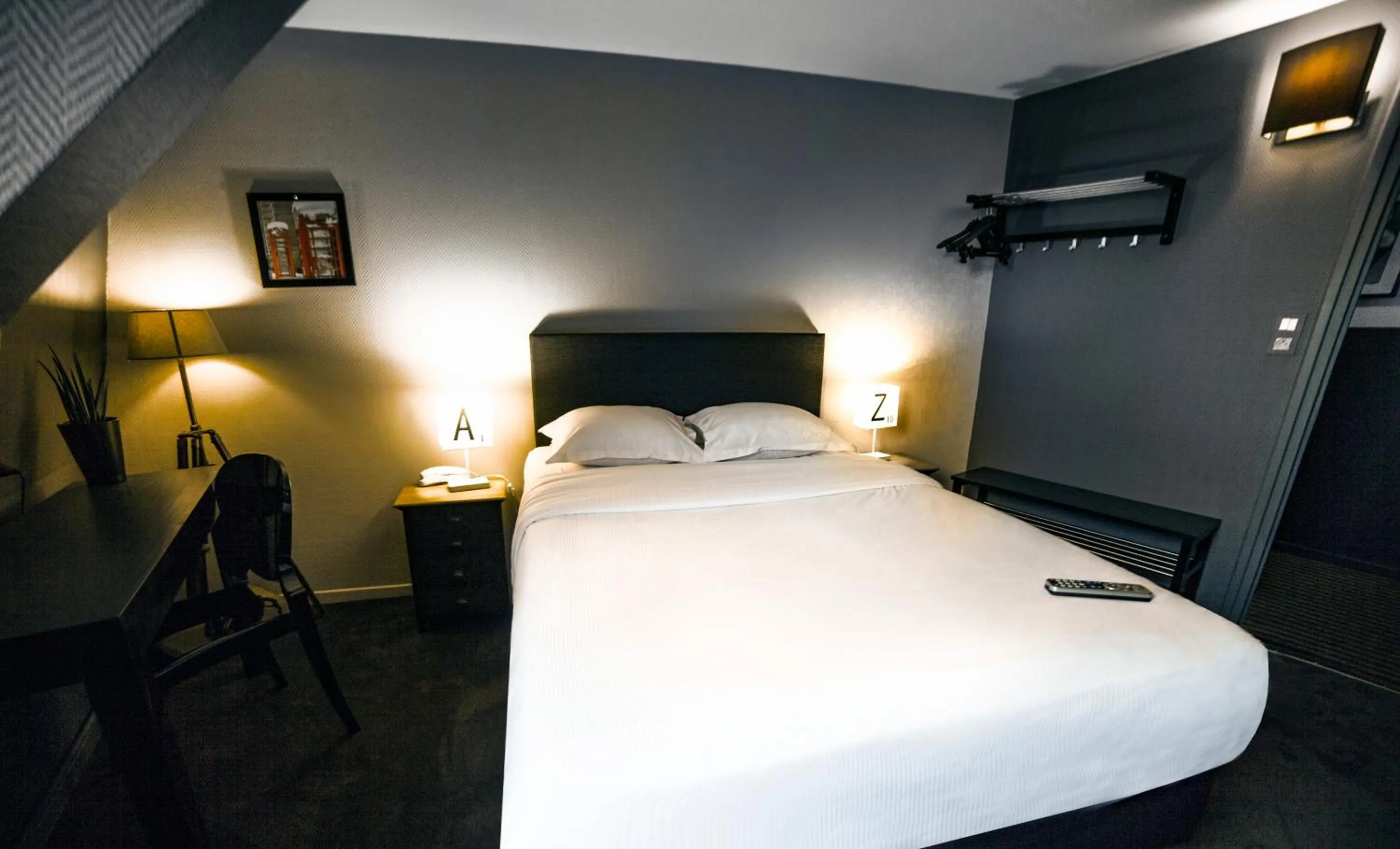 TV and multimedia, Bed in Cit'Hotel B Hotel Brasserie