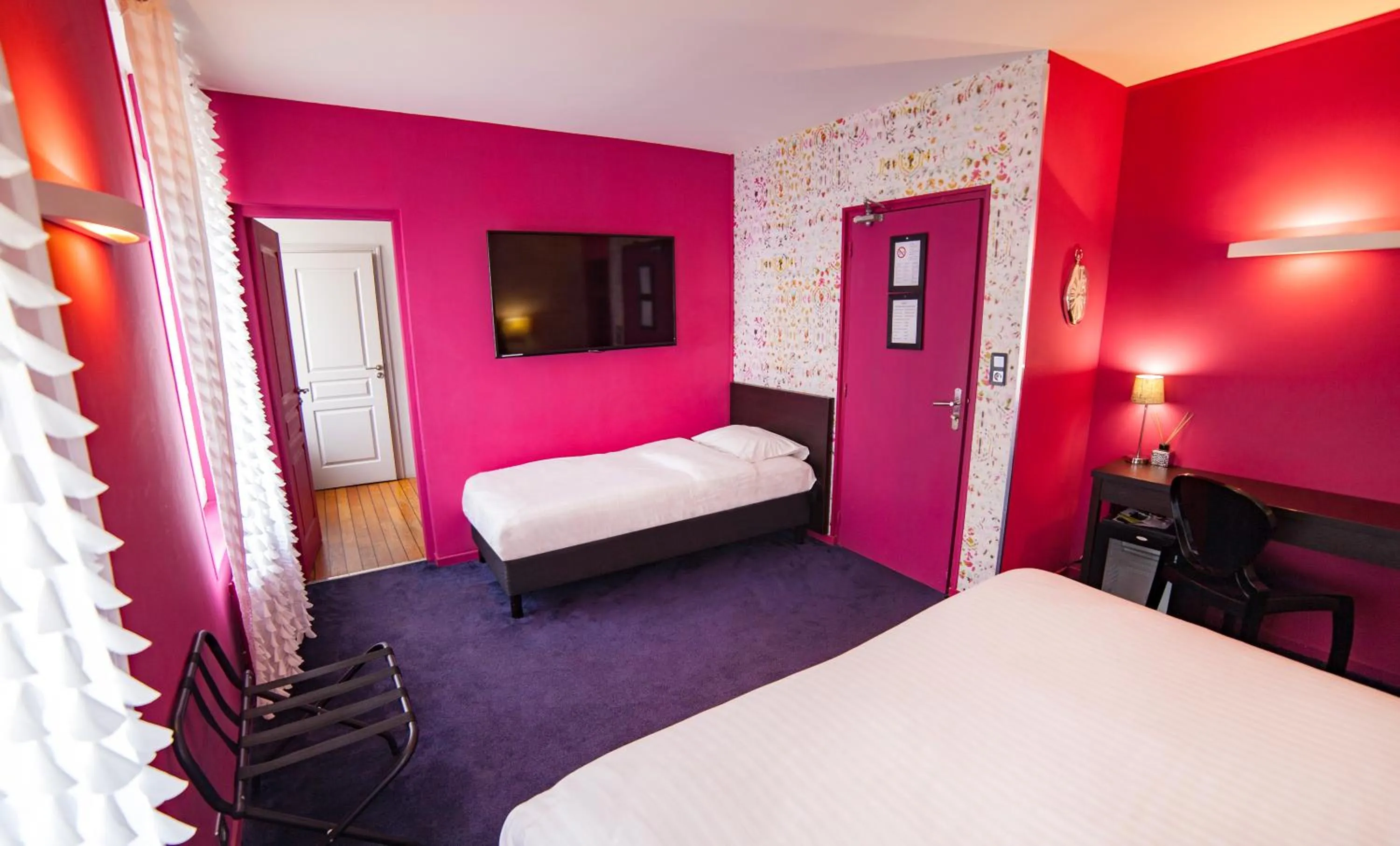 Bathroom, Bed in Cit'Hotel B Hotel Brasserie