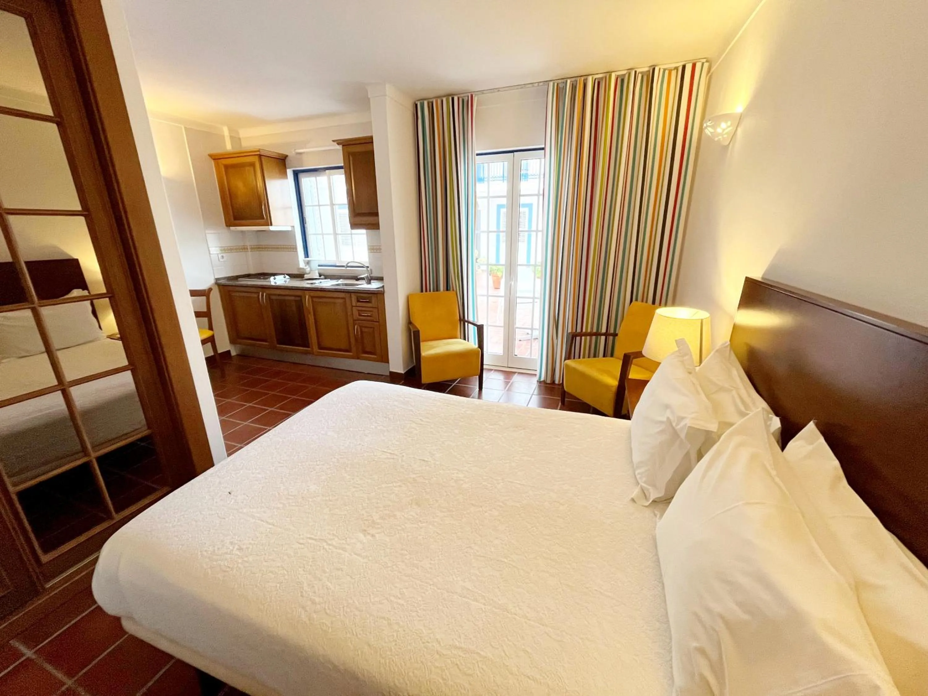 Kitchen or kitchenette, Bed in Patios da Vila - Duna Parque Resorts & Hotels