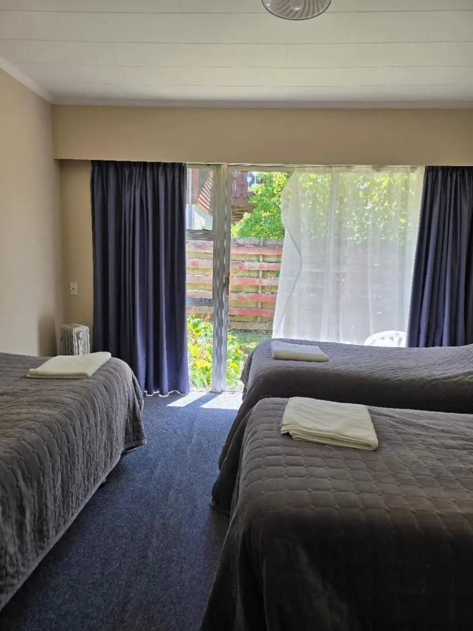 Bed in Alpenhorn Motel