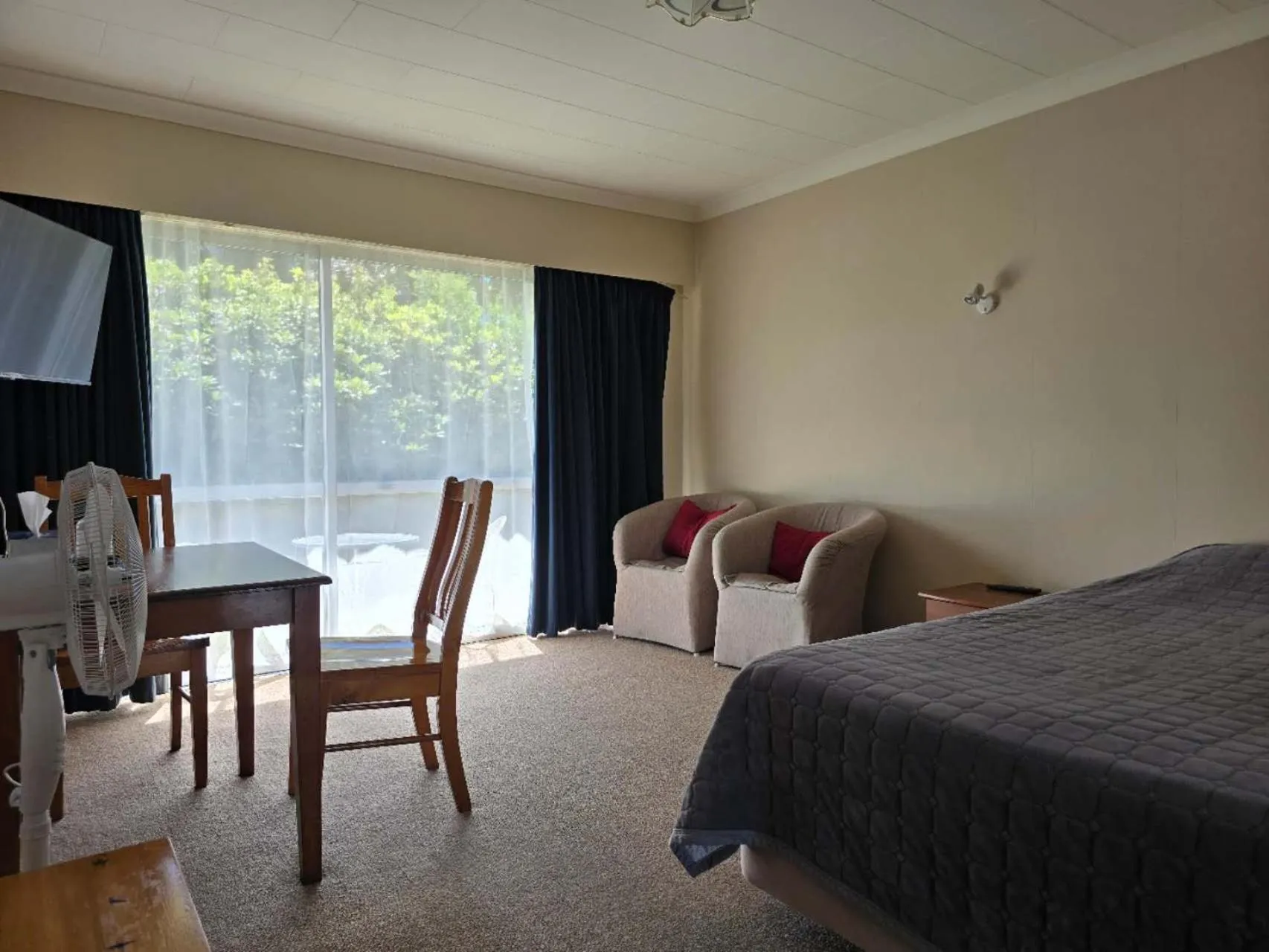 Bed in Alpenhorn Motel