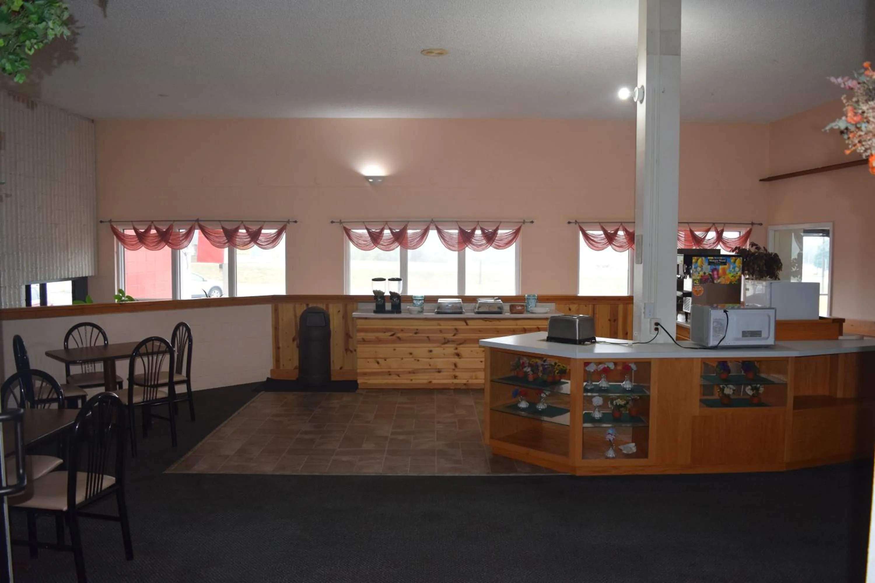 Continental breakfast, Restaurant/Places to Eat in Osseo Inn