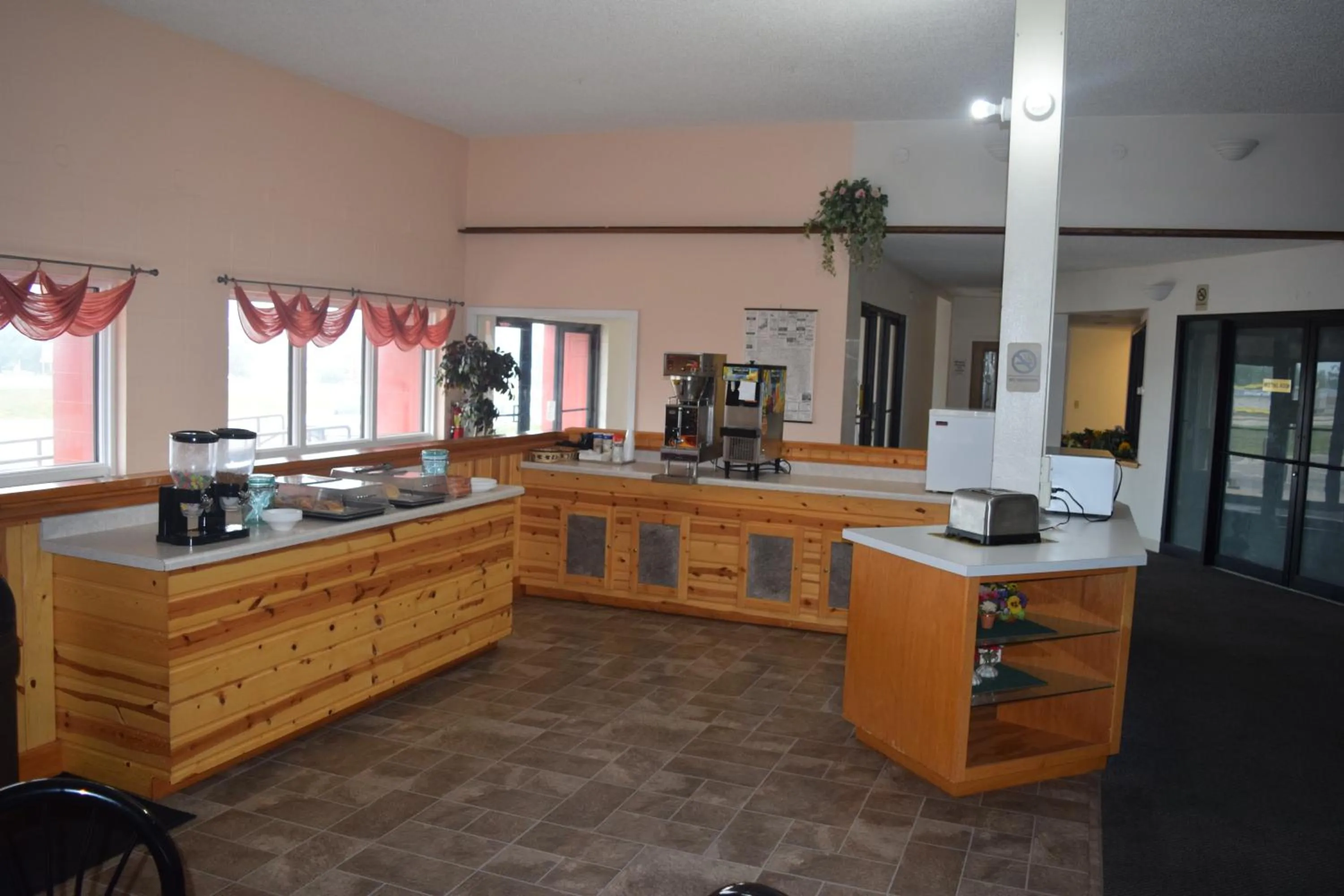 Continental breakfast, Kitchen/Kitchenette in Osseo Inn