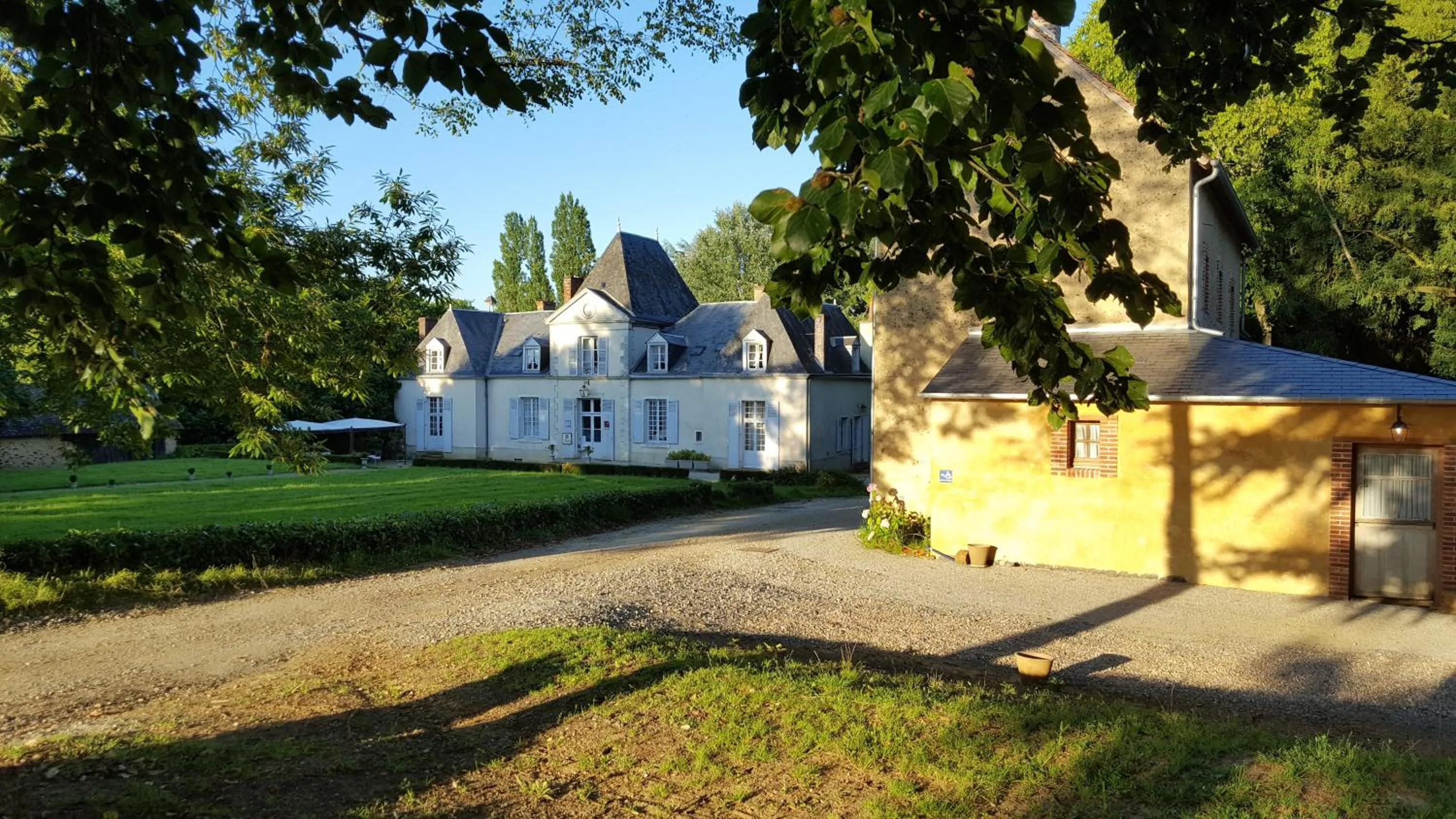 Facade/entrance in Domaine De Chatenay - Le Mans