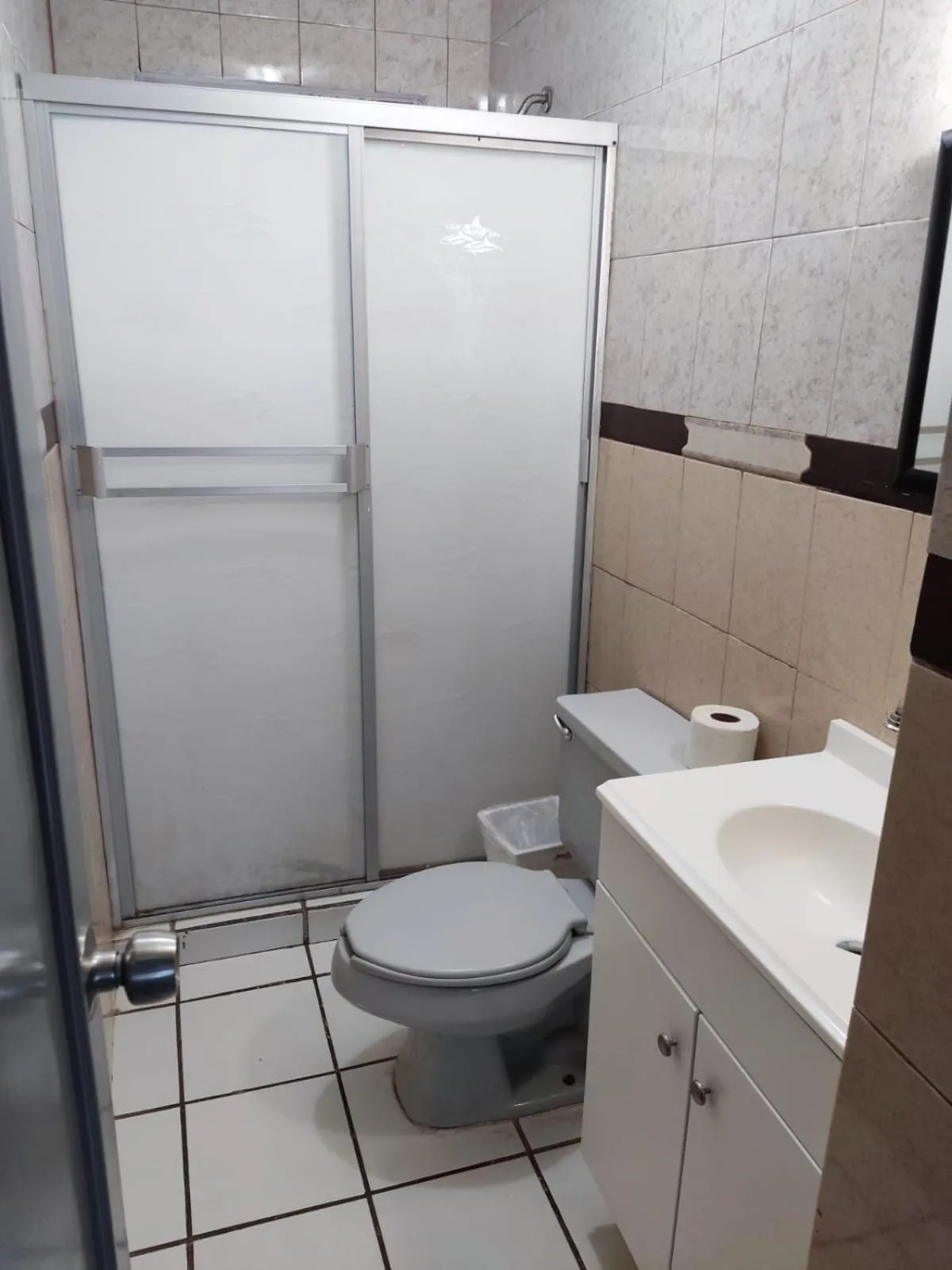 Toilet in Condominio 303 Loma Bonita, enfrente de la alberca!