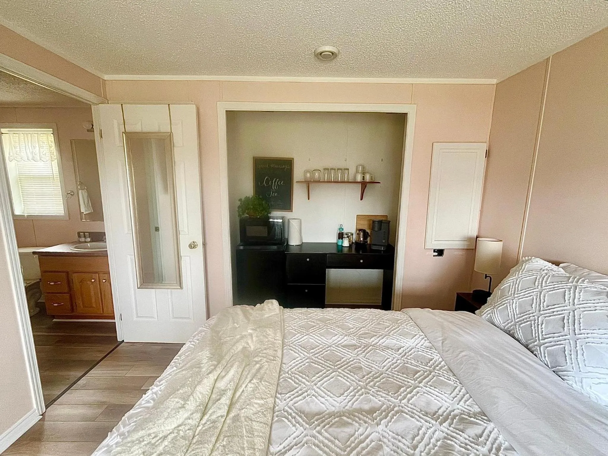 Bed in Alma Shore Lane Suites & Cottages