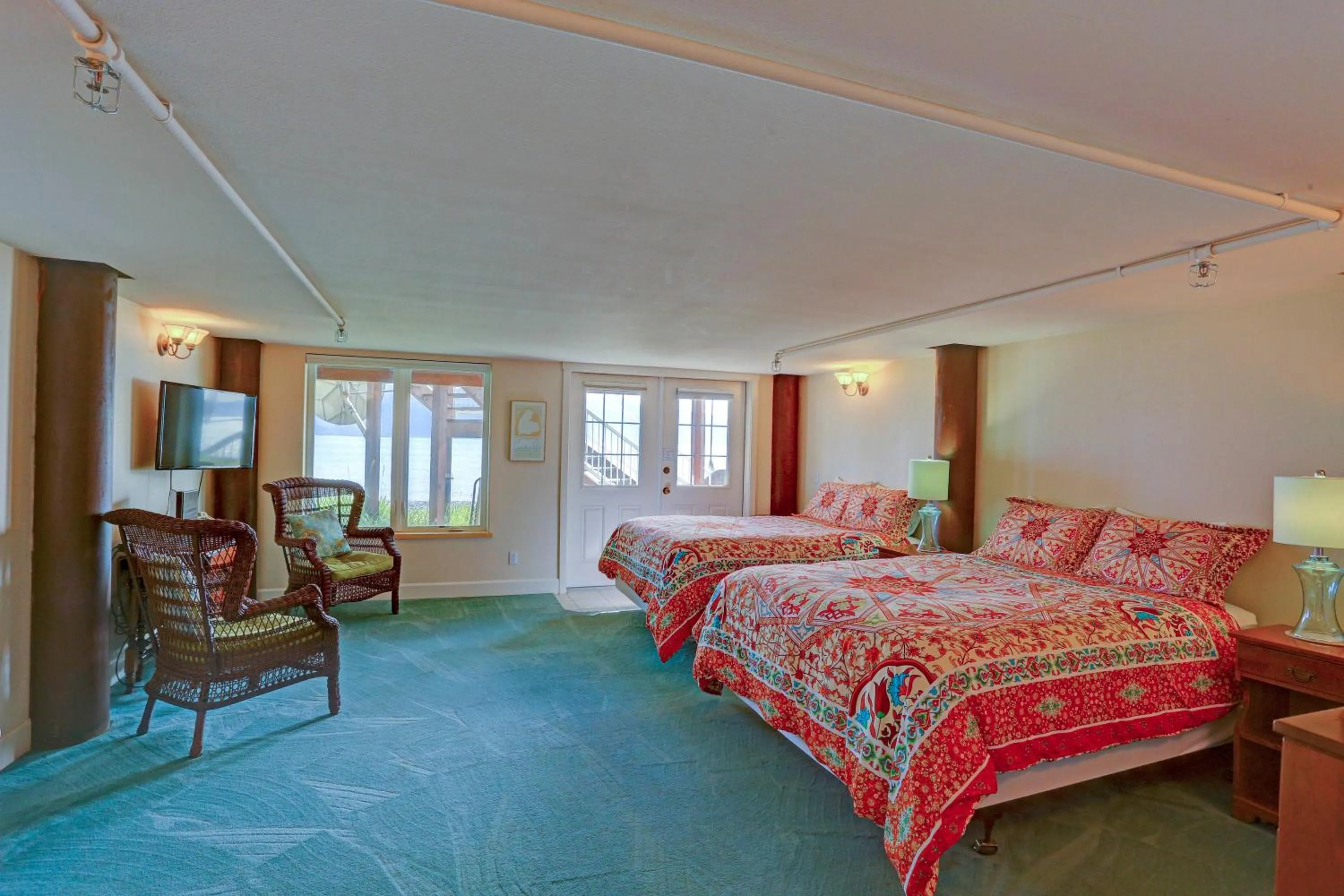 Photo of the whole room, Bed in Land's End