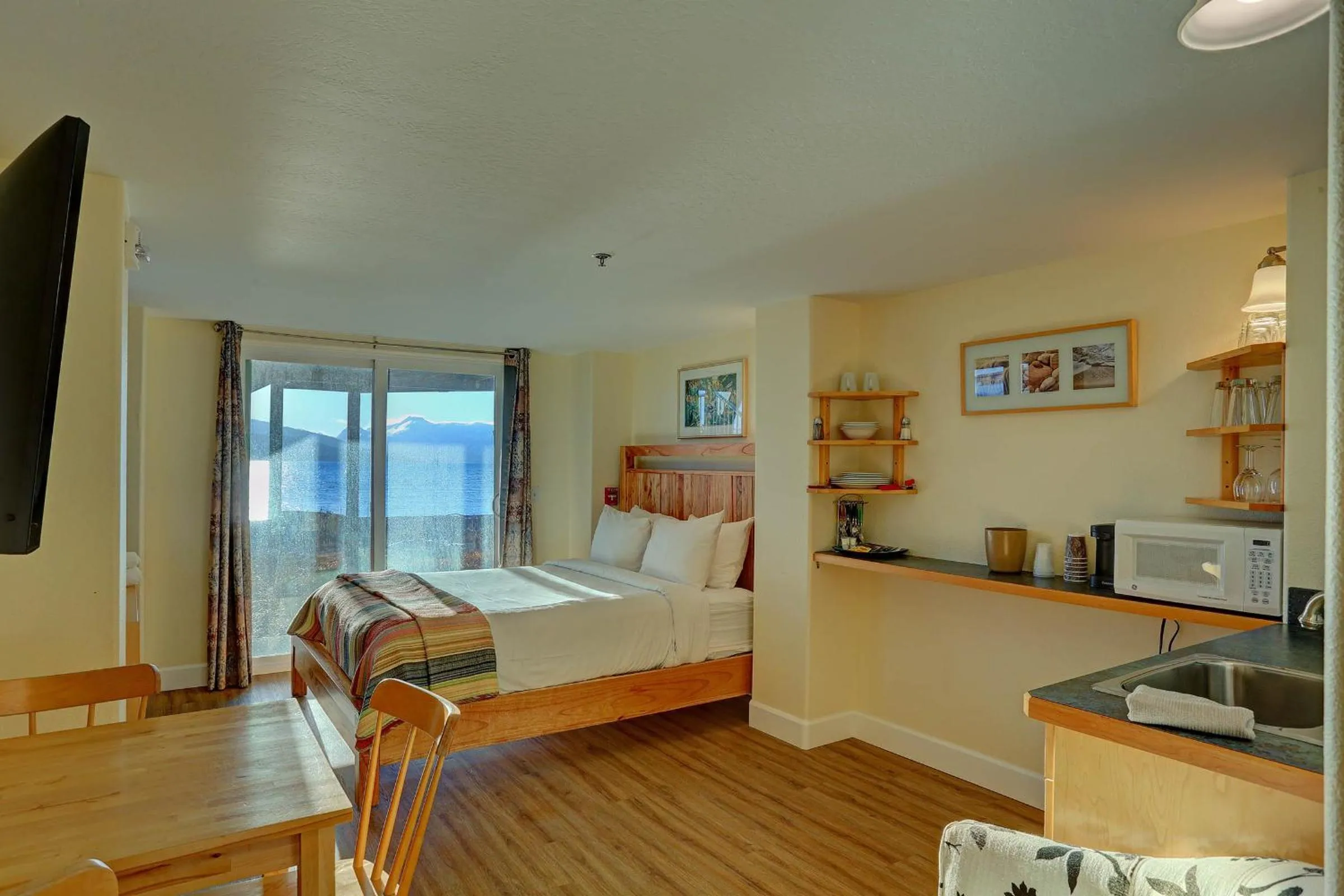 Photo of the whole room, Bed in Land's End