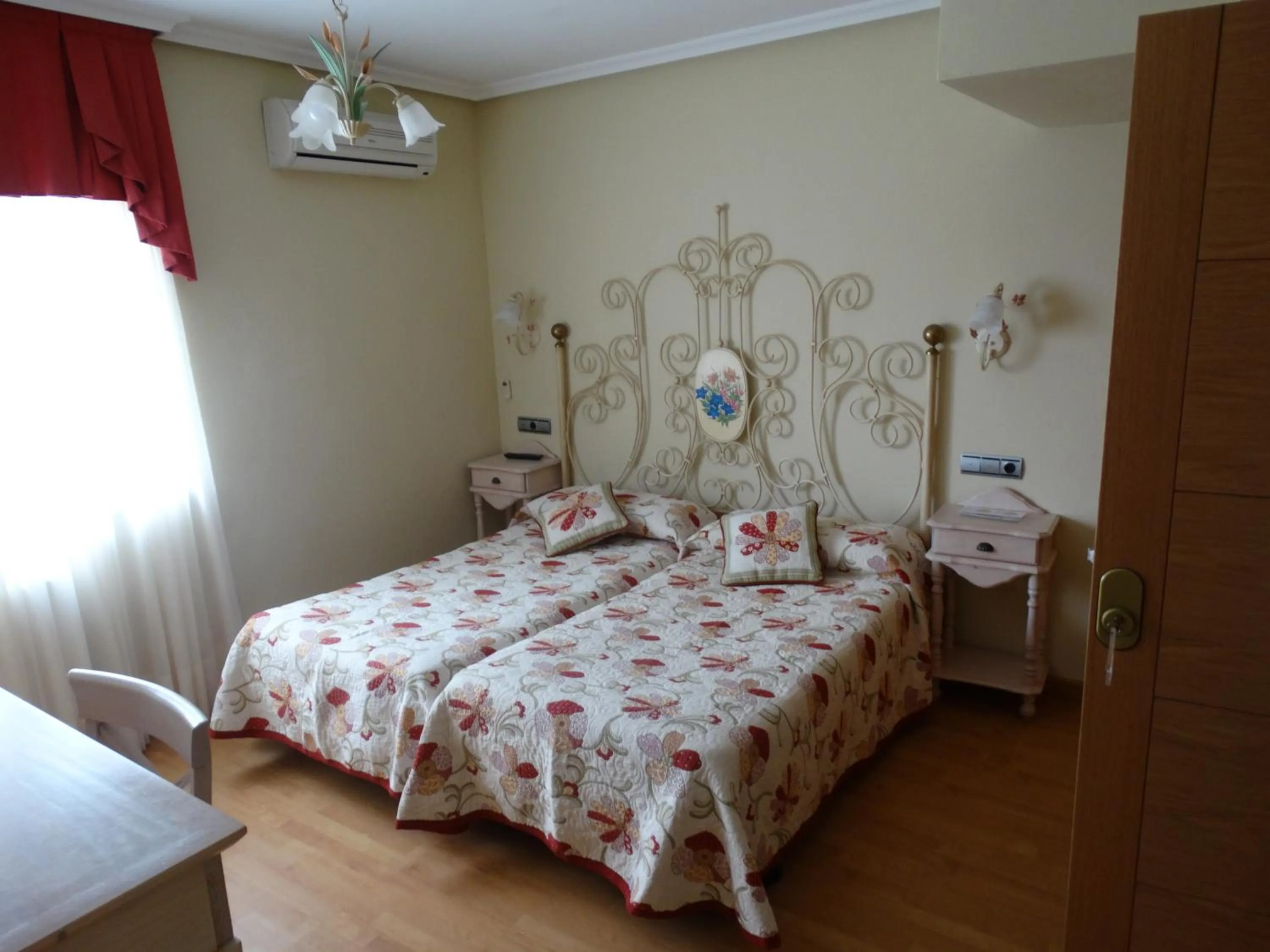 Photo of the whole room in Hotel Los Juncos