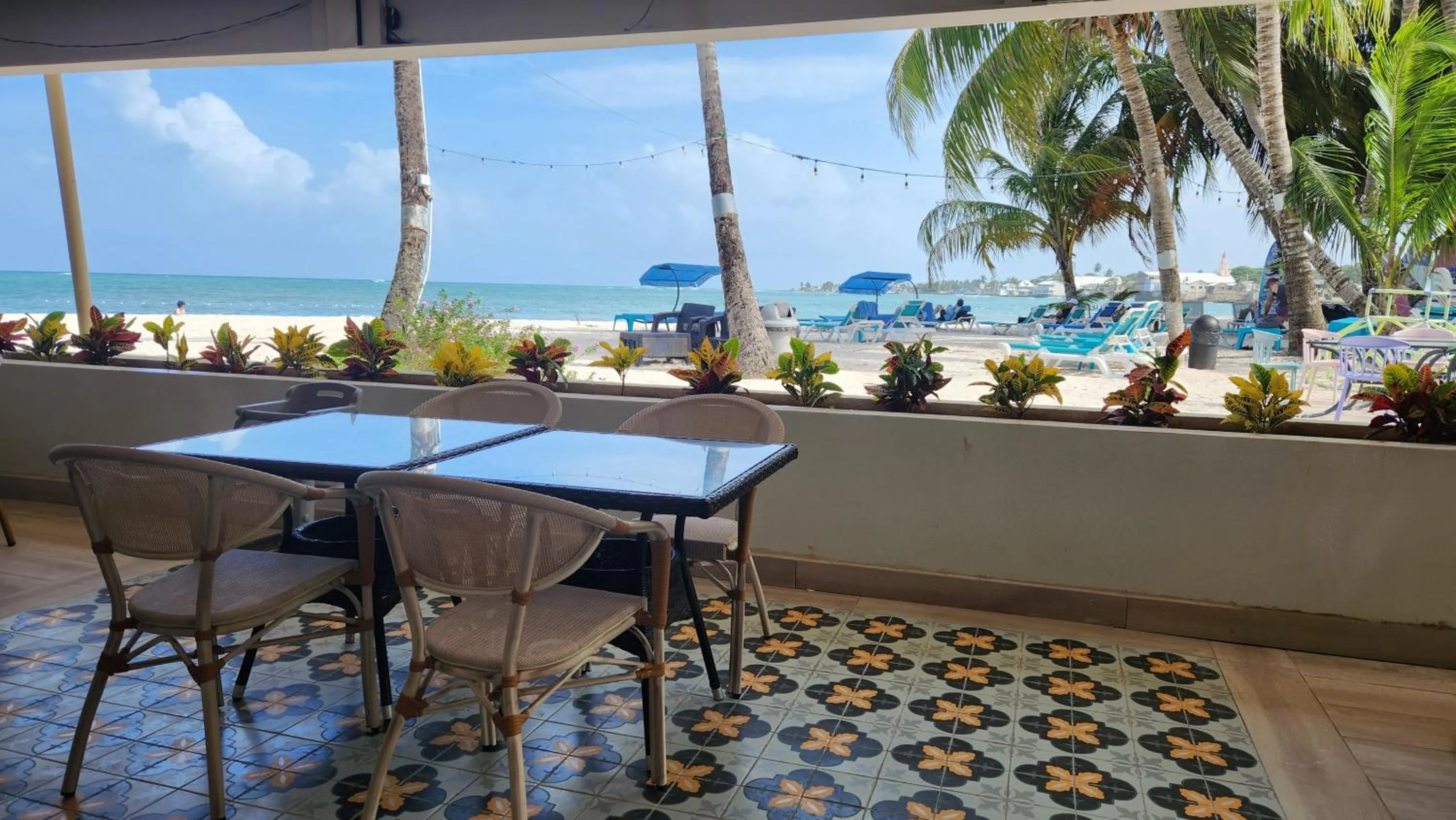 Restaurant/places to eat in Hotel Cocoplum Beach