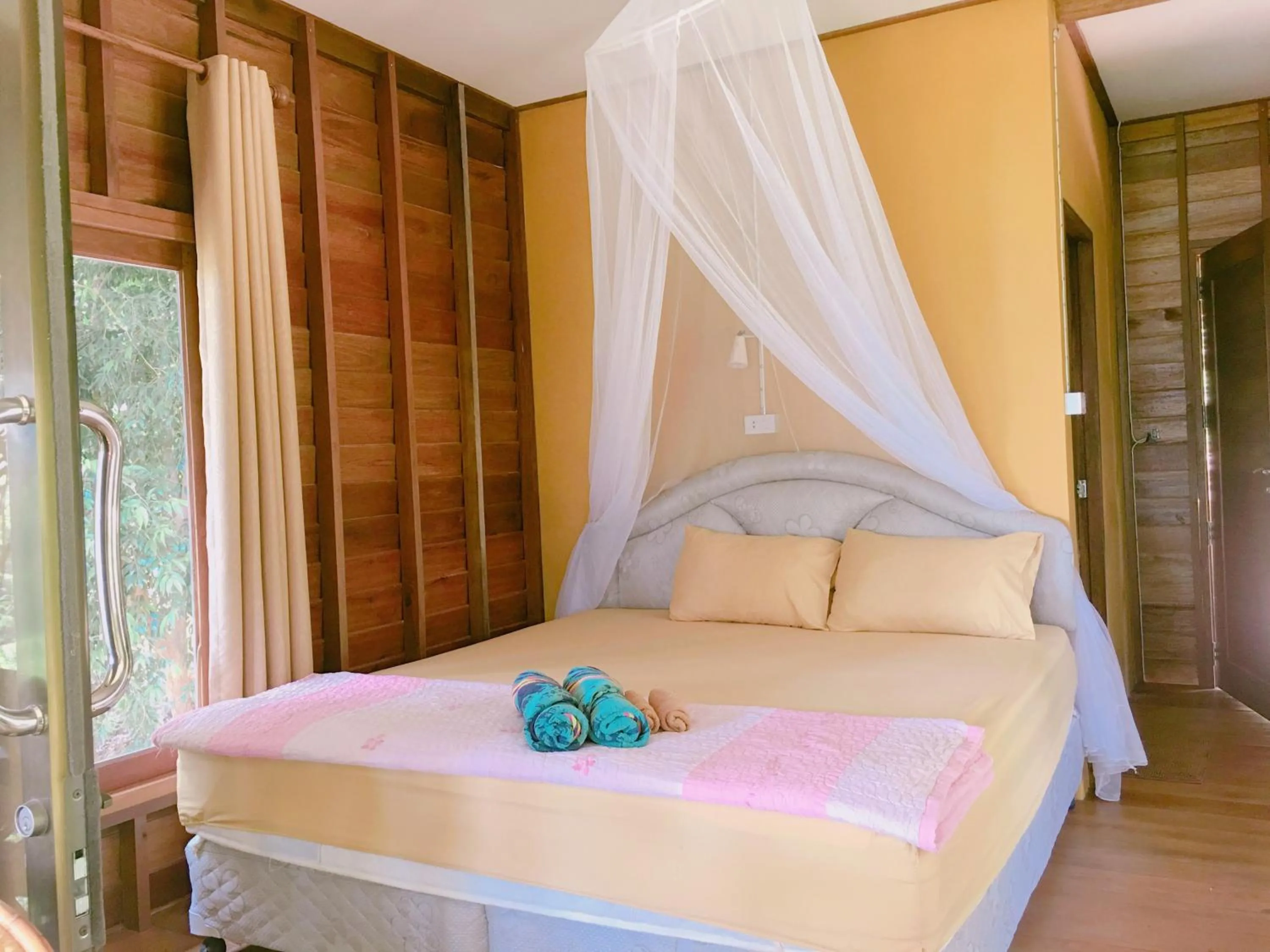 Bed in Tha Khao Bay View Bungalow