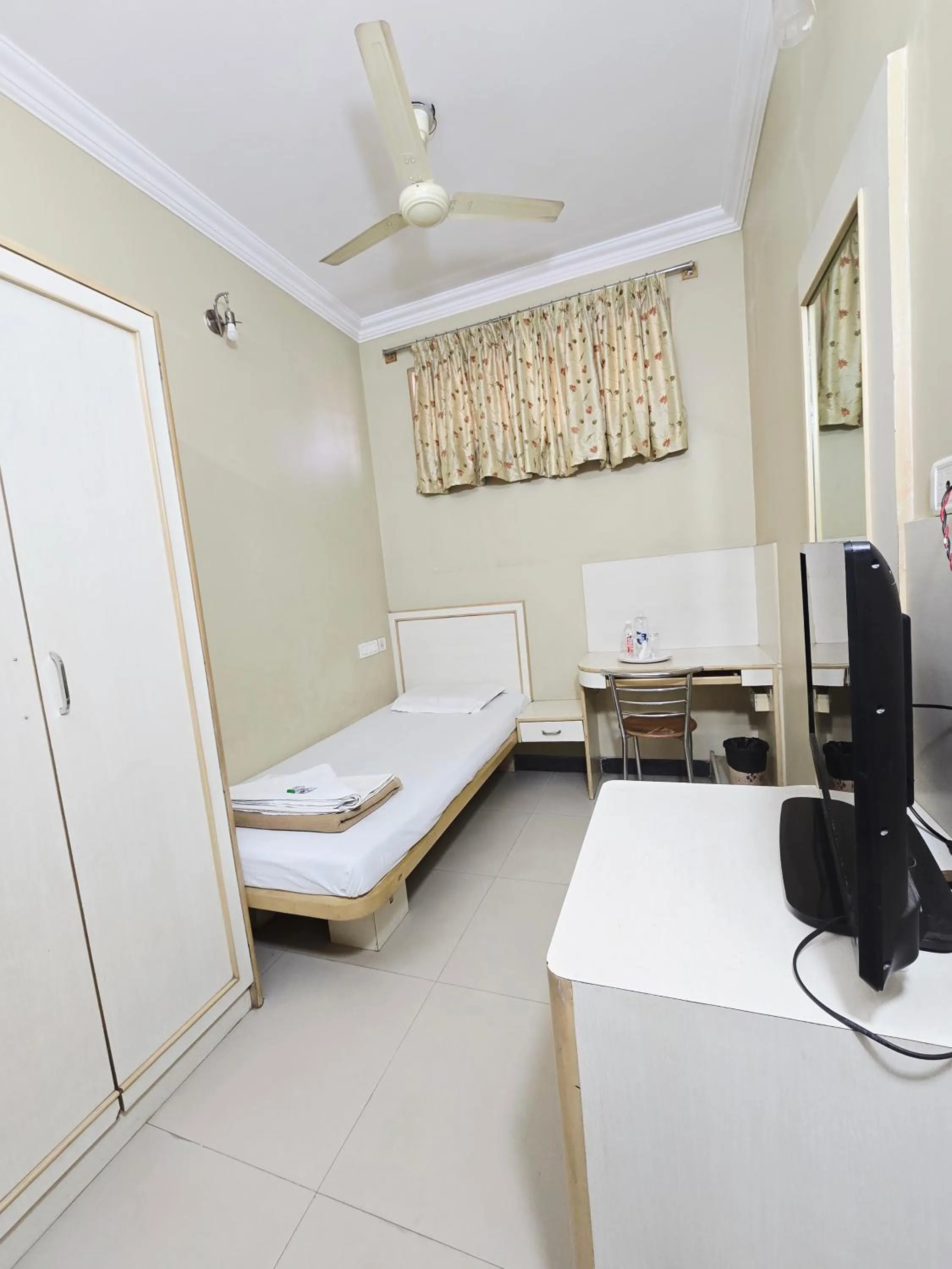 Bedroom, Bed in The Corporate Comforts